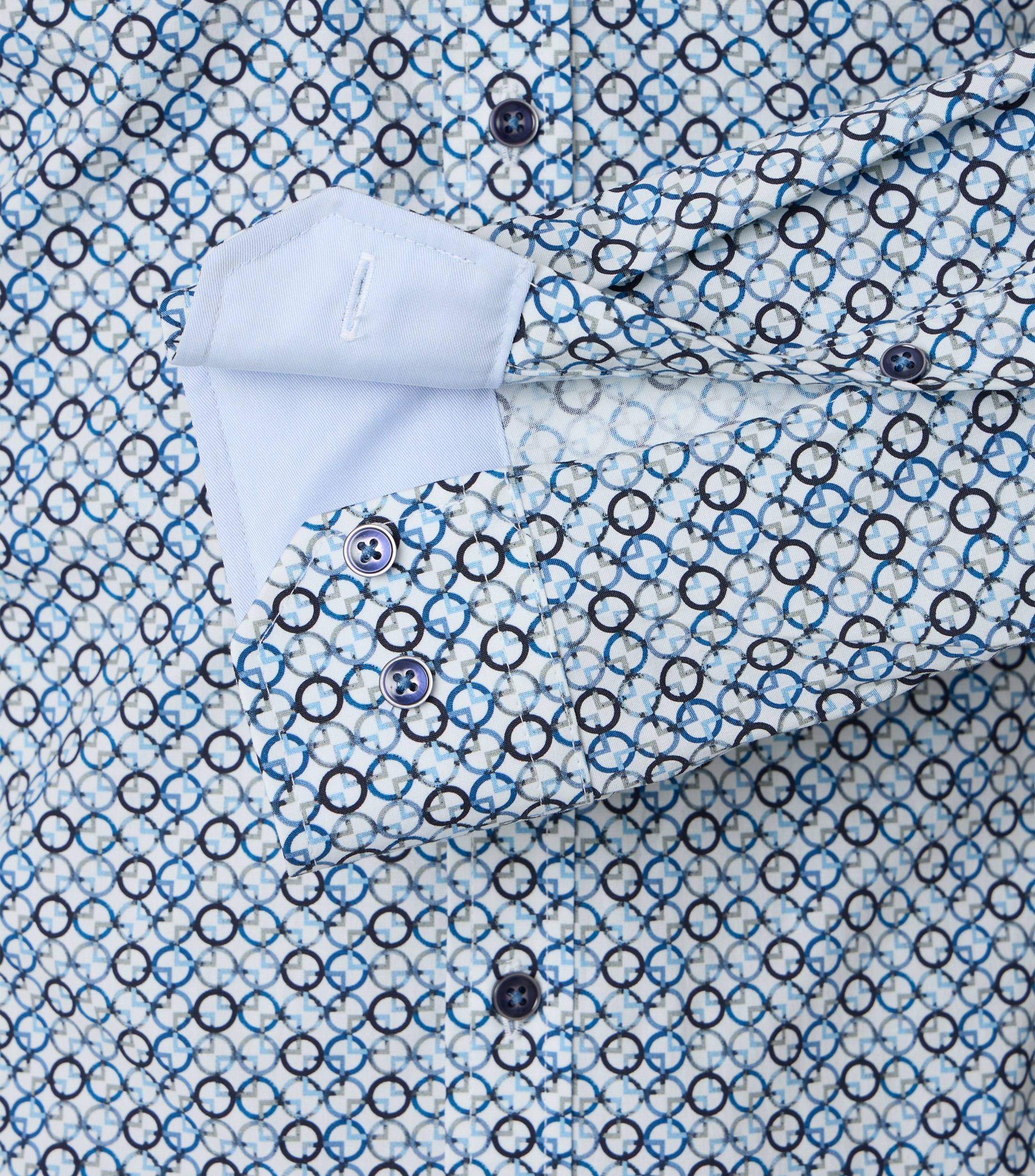 Ein Businesshemd im Print Muster in der Farbe Blau