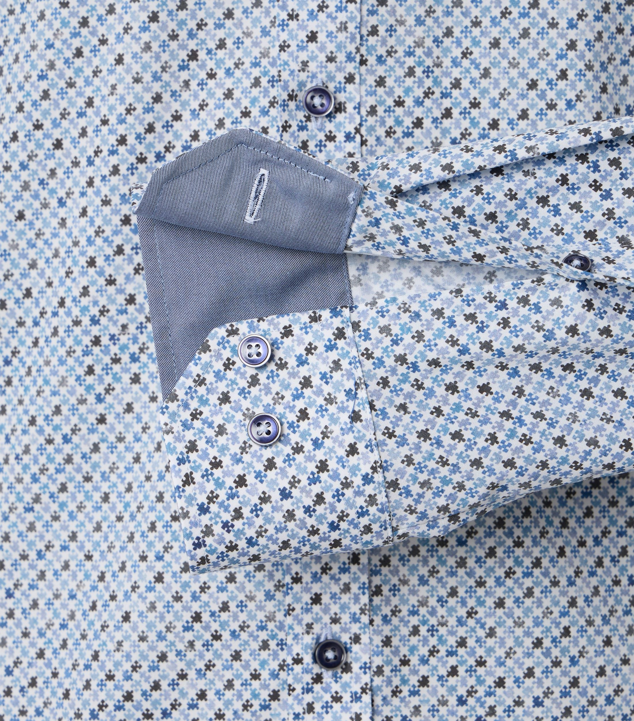 Ein Businesshemd im Print Muster in der Farbe Blau