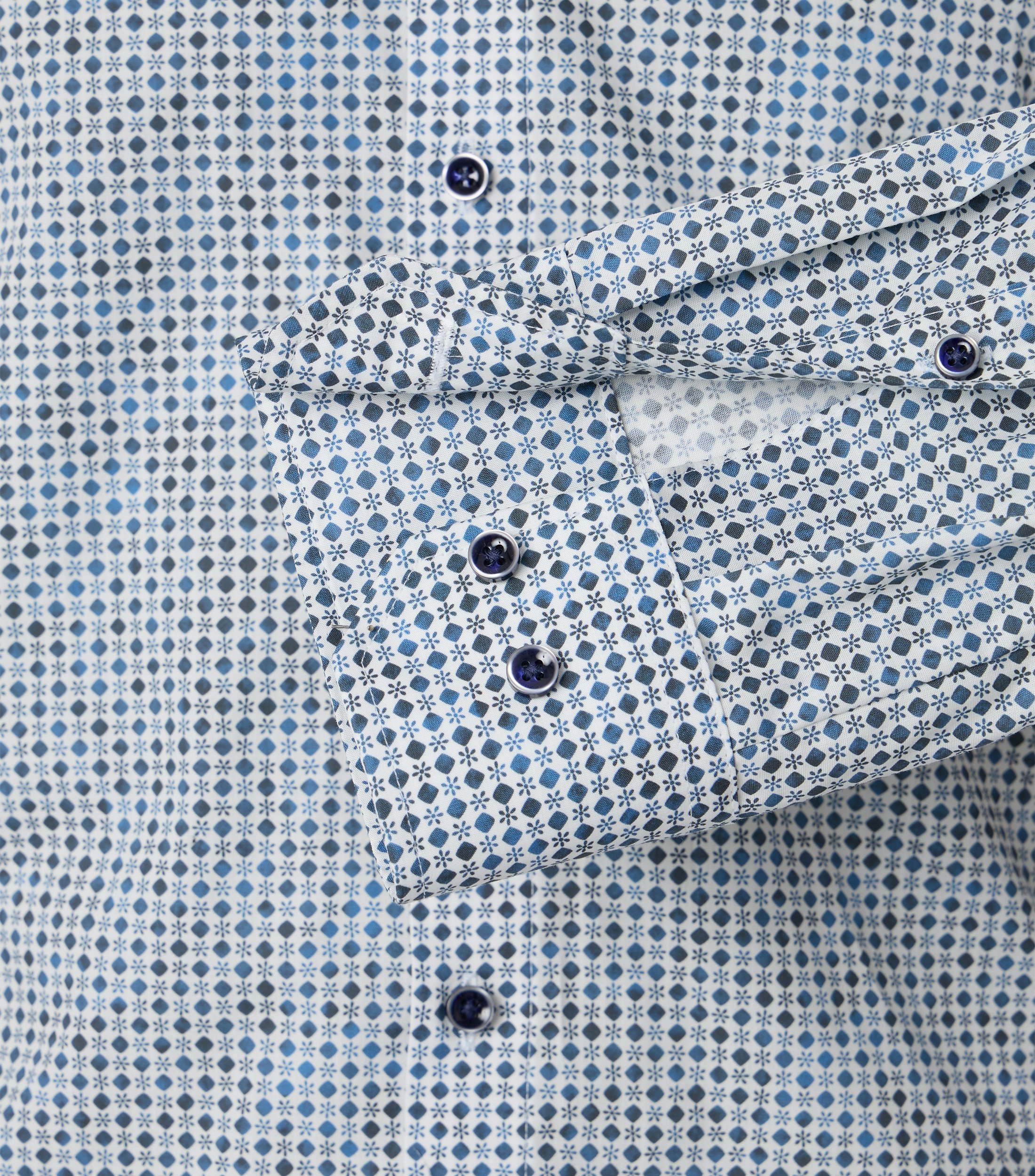 Ein Businesshemd im Print Muster in der Farbe Blau