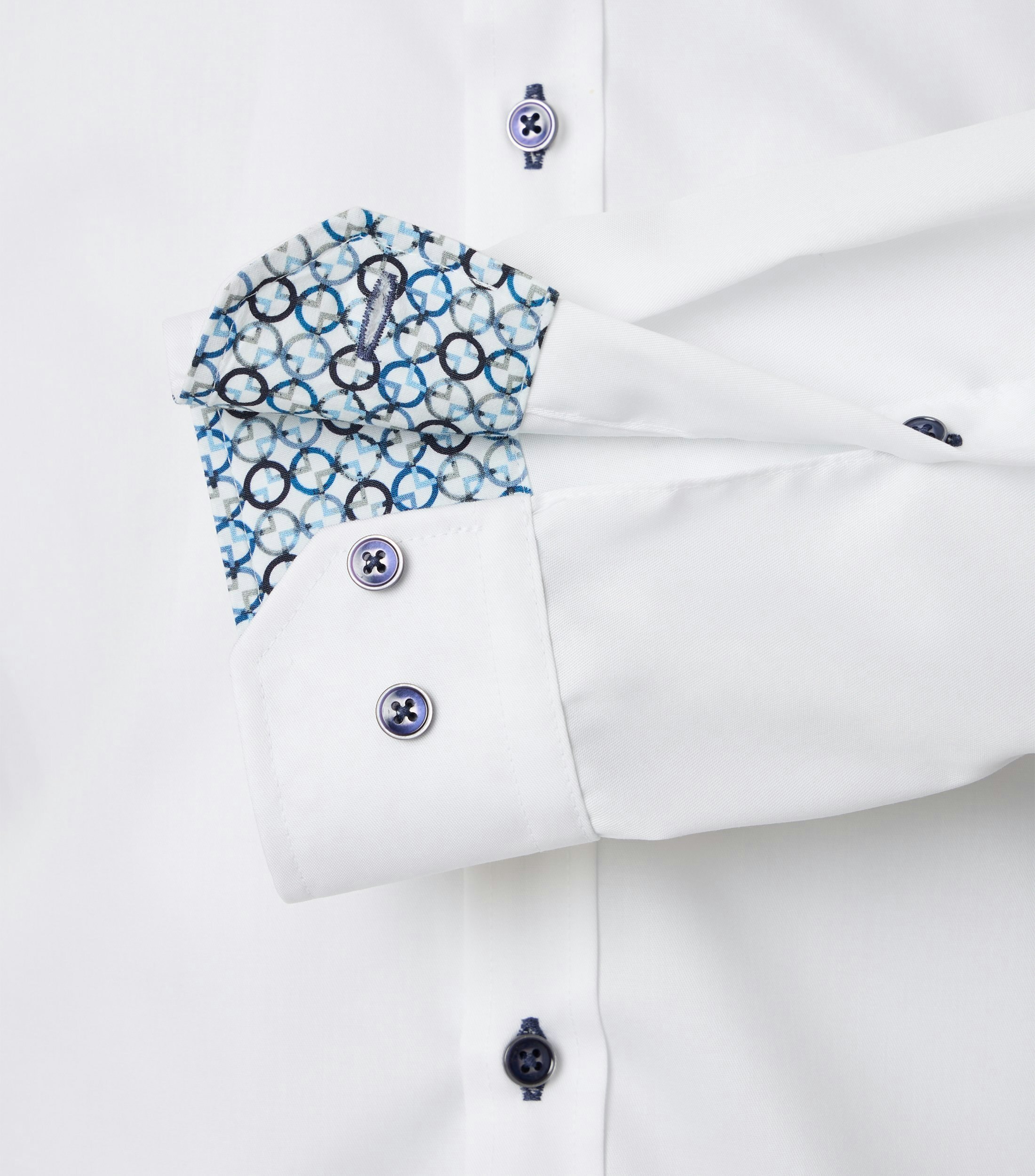 Ein Businesshemd im uni Muster in der Farbe Weiß