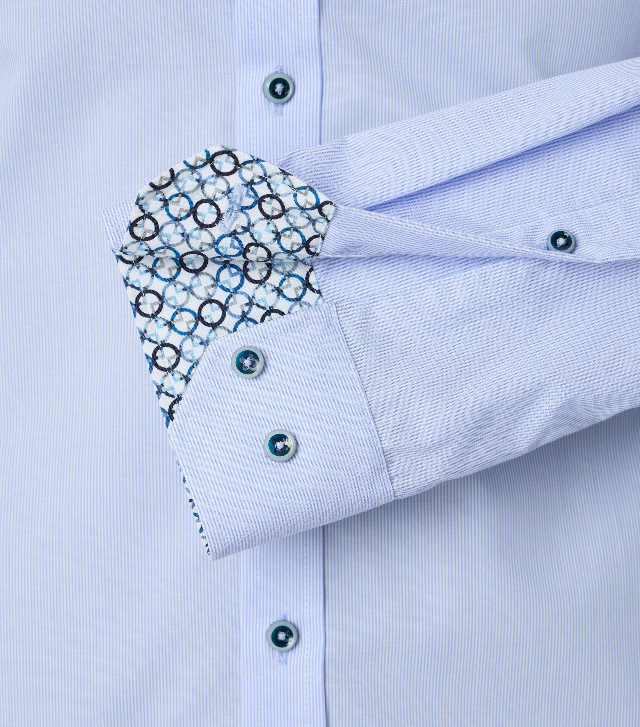 Ein Businesshemd im gestreift Muster in der Farbe Hellblau