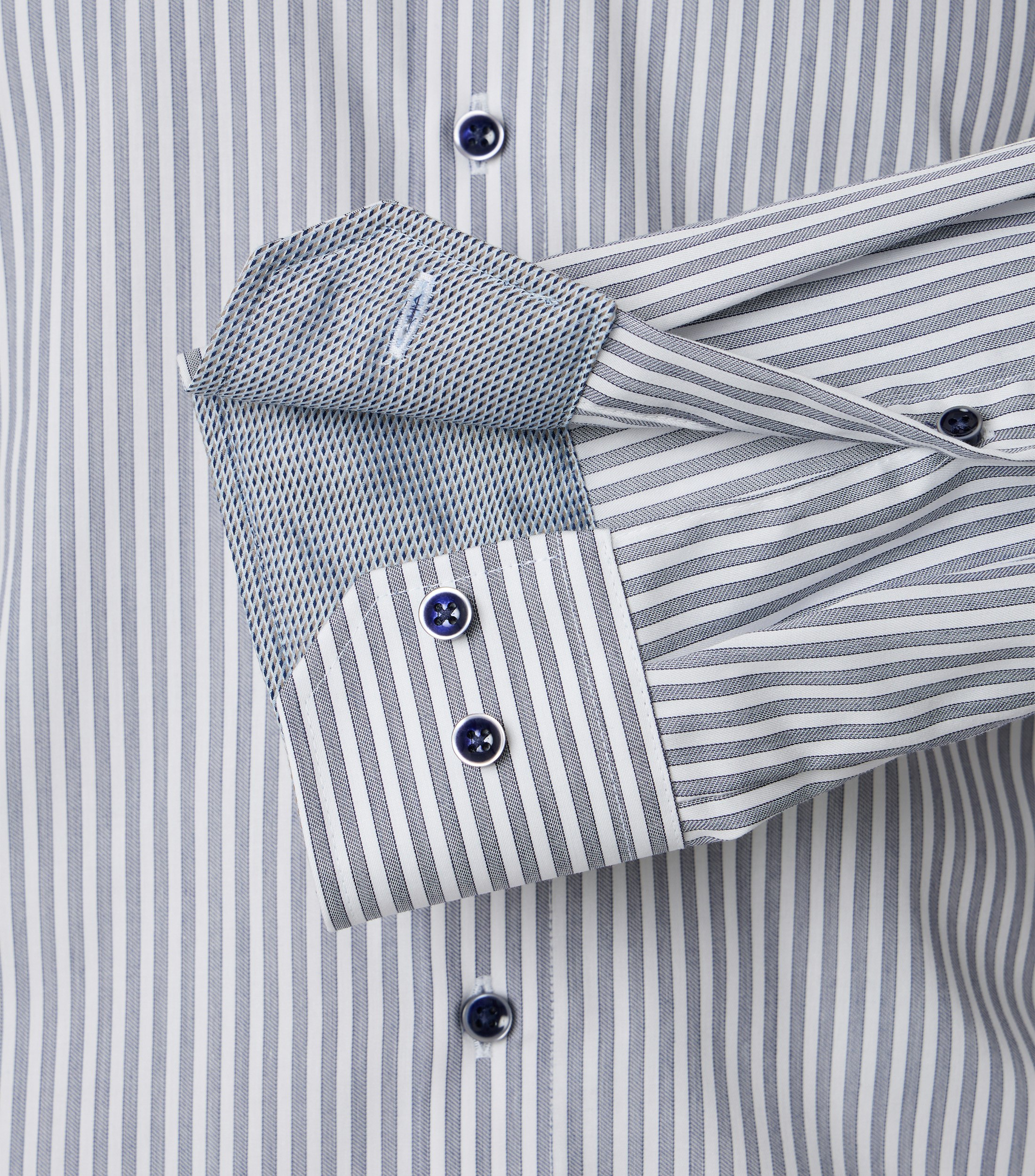 Ein Businesshemd im gestreift Muster in der Farbe Weißblau