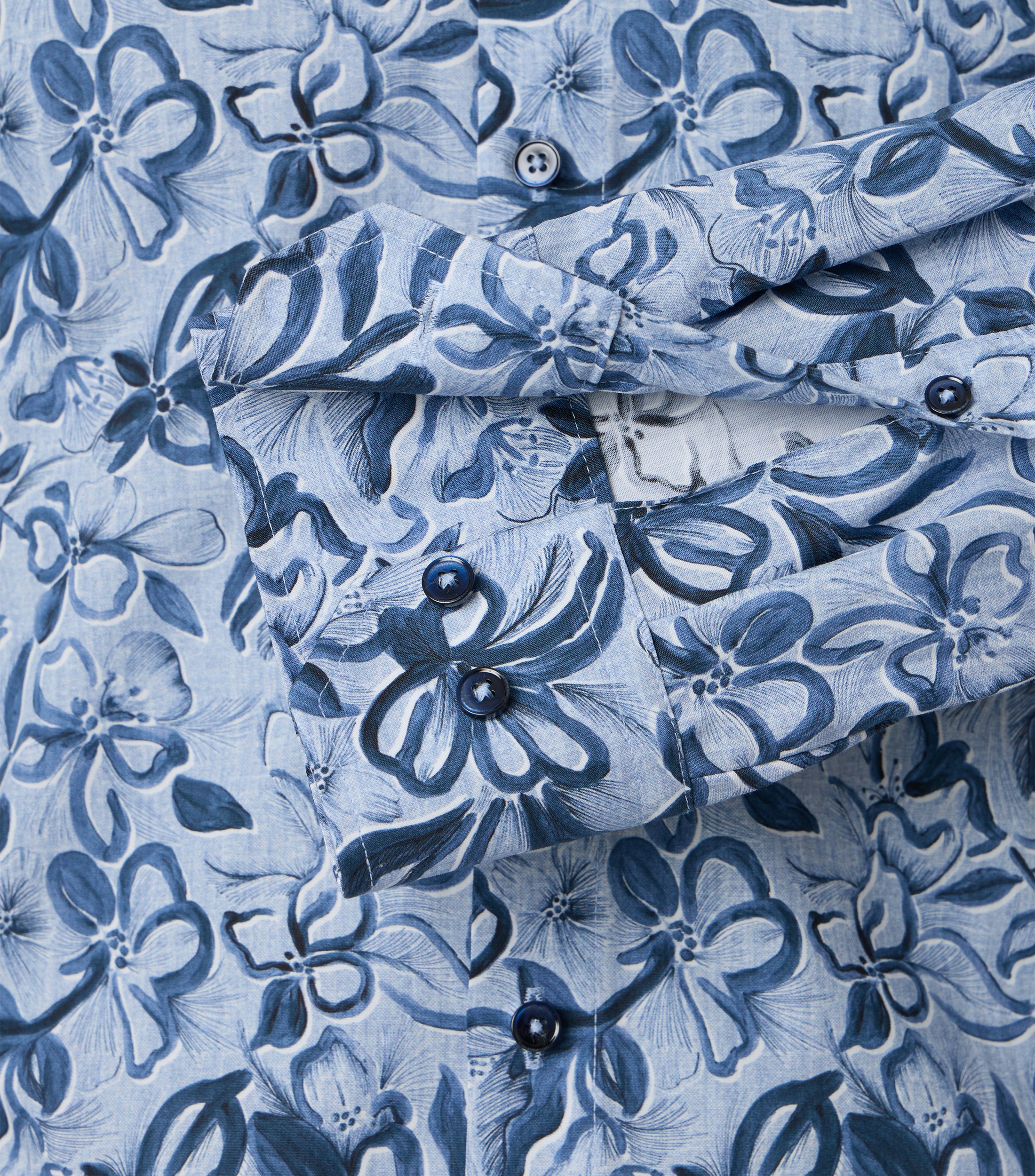 Ein Businesshemd im Print Muster in der Farbe Blau