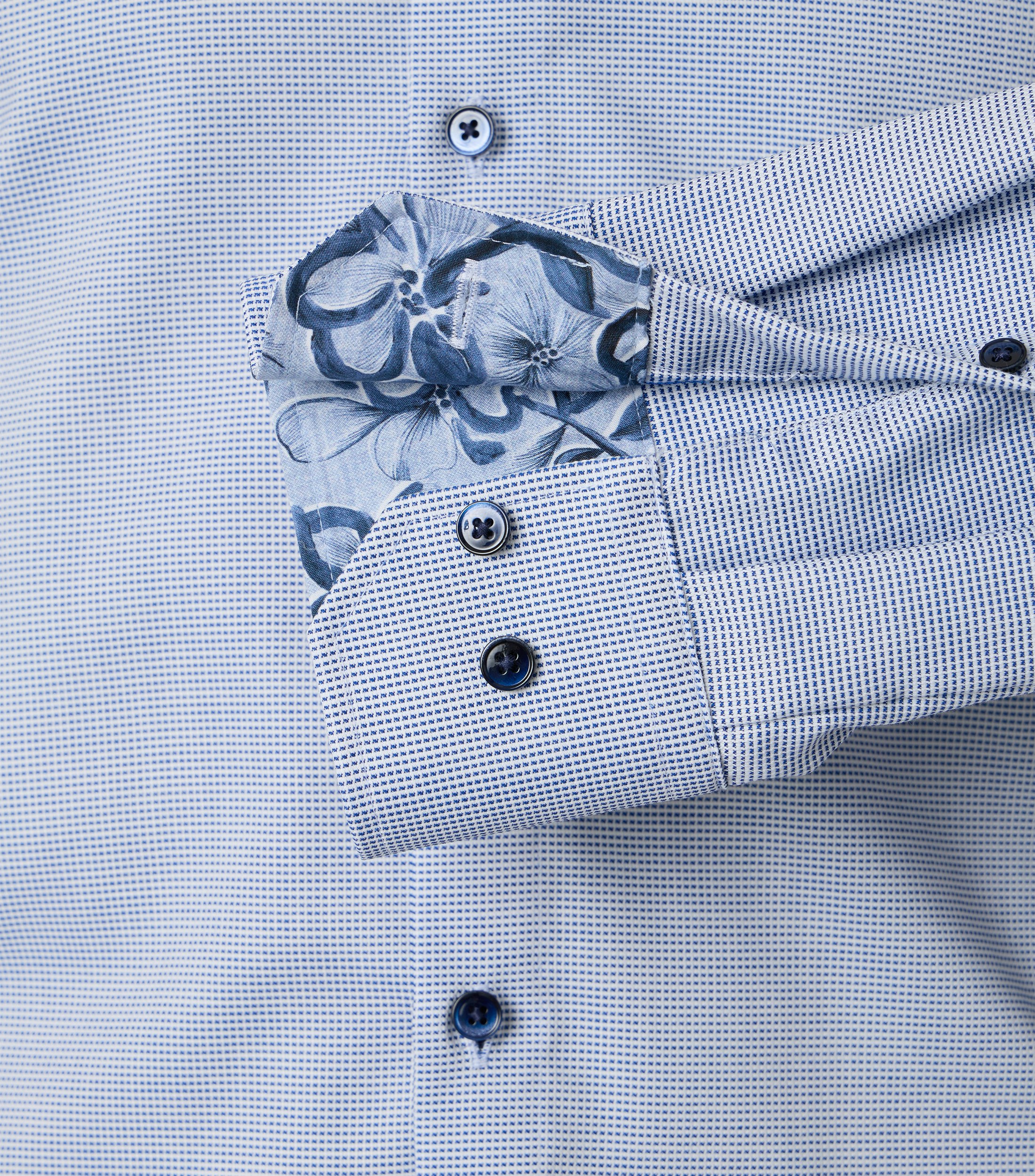 Ein Businesshemd im uni Muster in der Farbe Hellblau