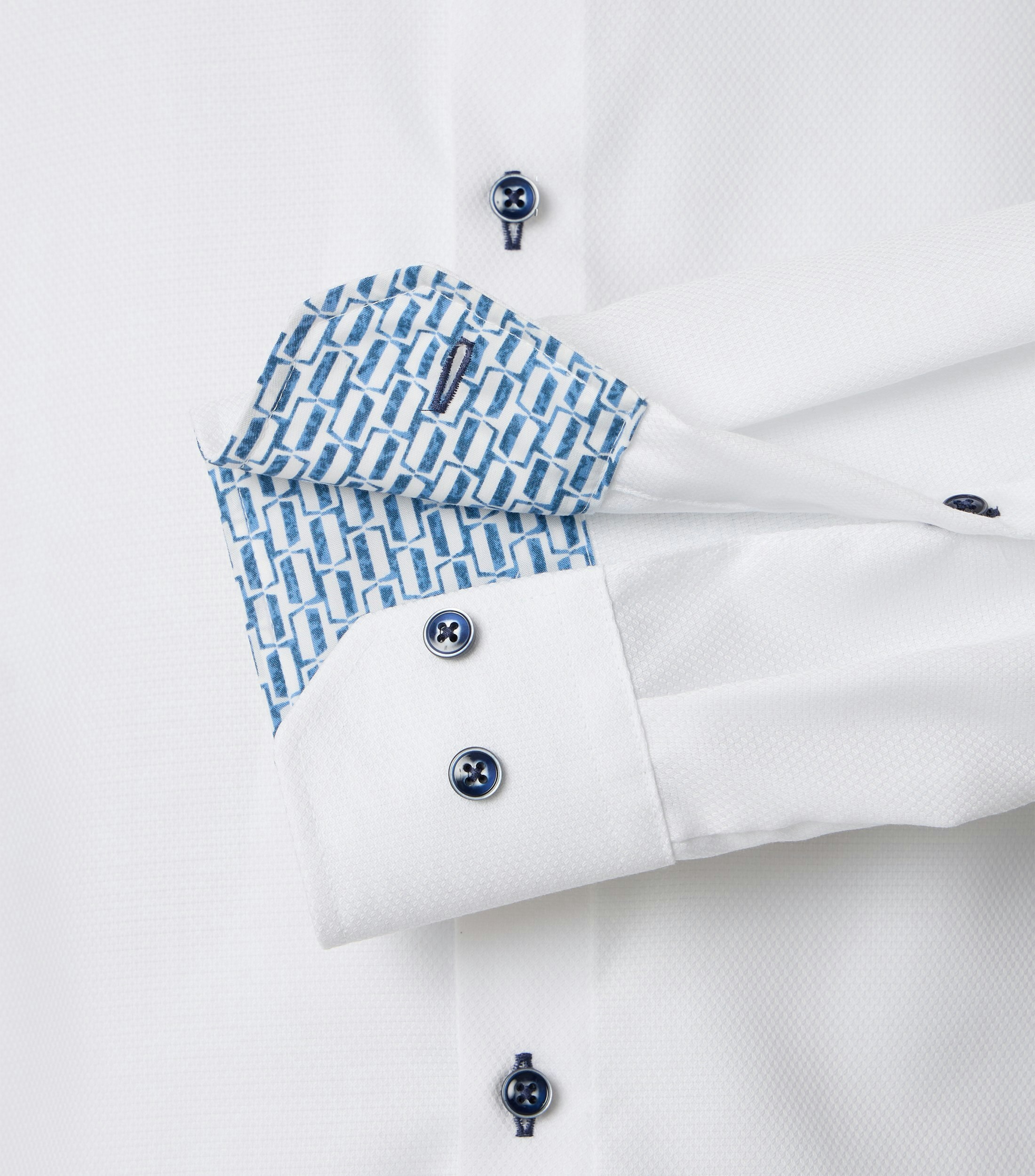 Ein Businesshemd im uni Muster in der Farbe Weiß