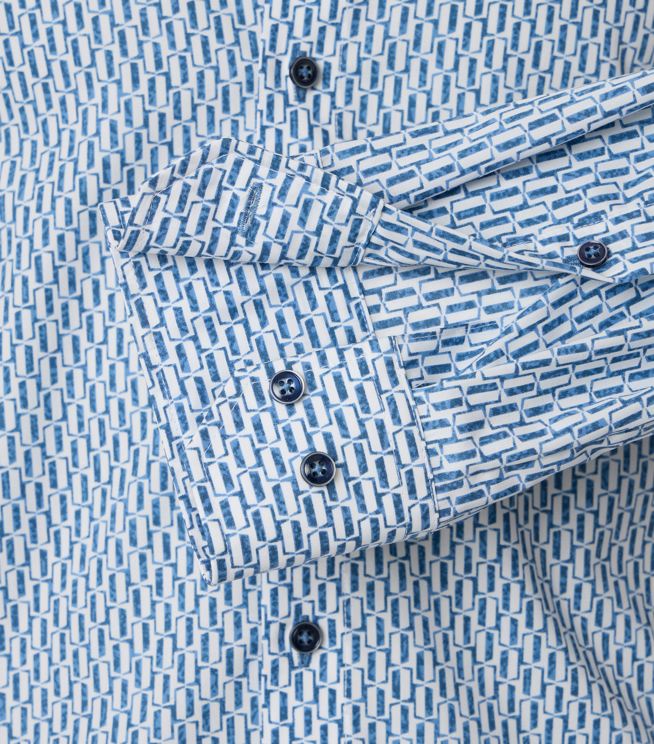 Ein Businesshemd im Print Muster in der Farbe Blau