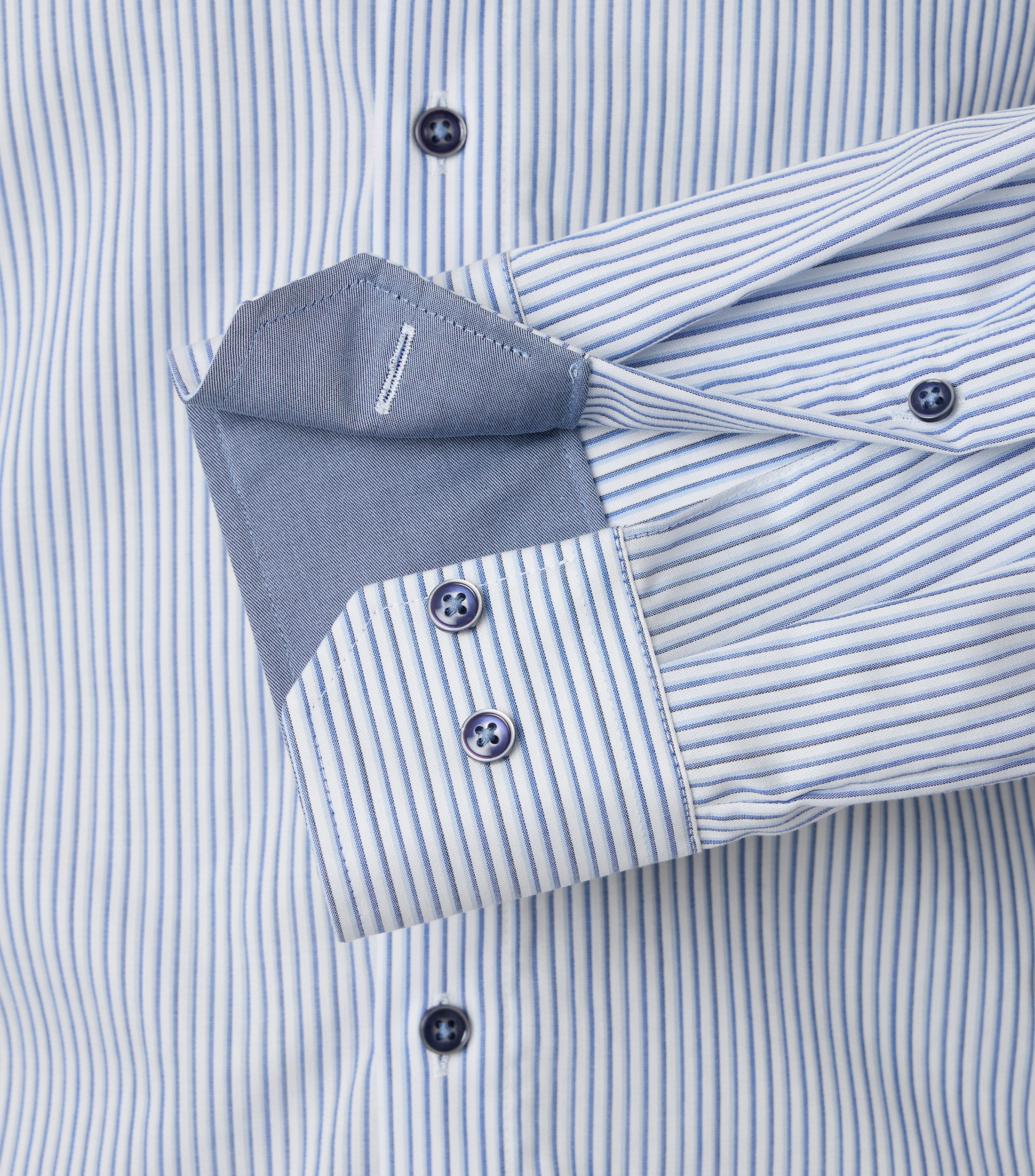 Ein Businesshemd im gestreift Muster in der Farbe Hellblau