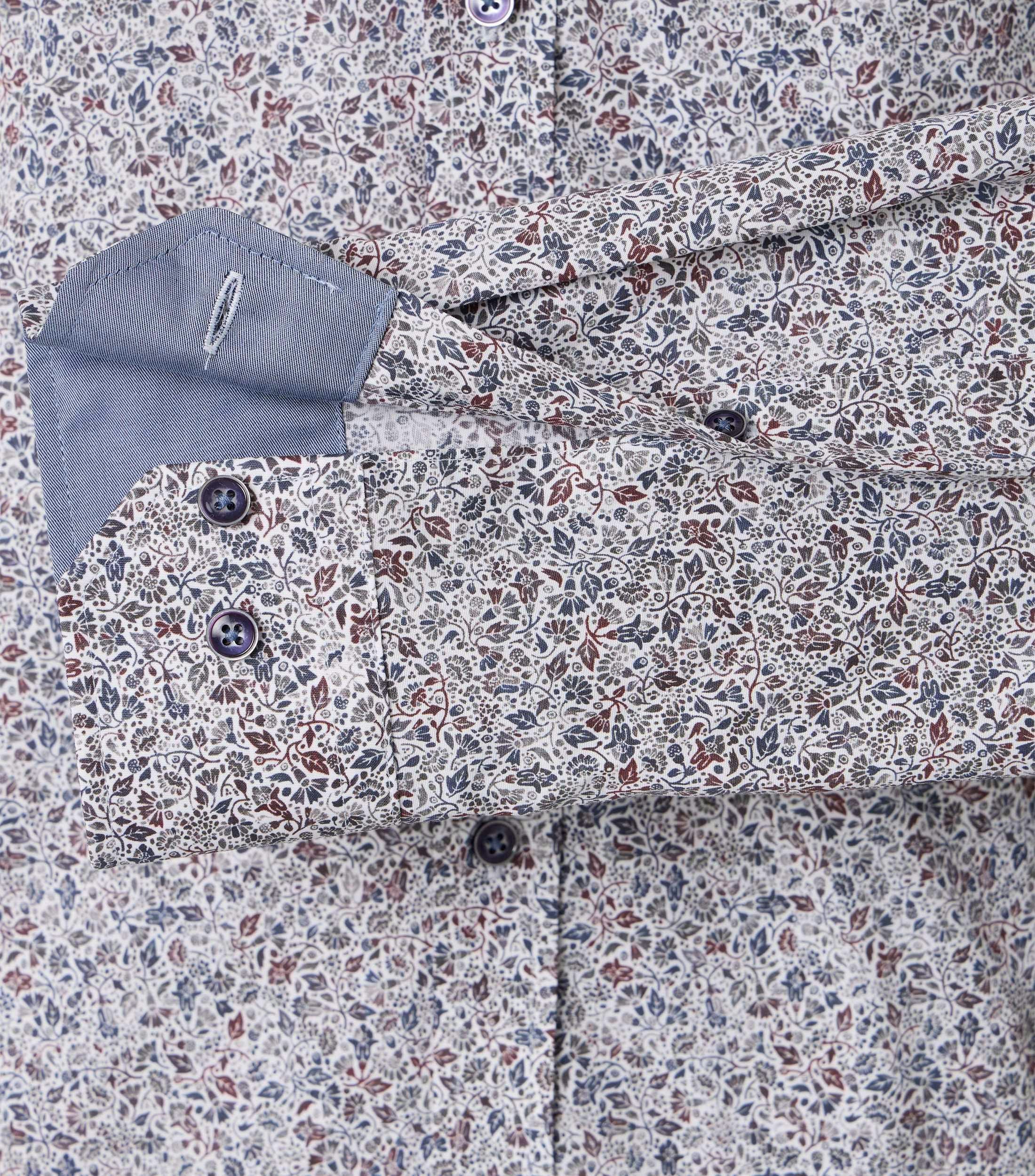 Ein Businesshemd im Print Muster in der Farbe Blau