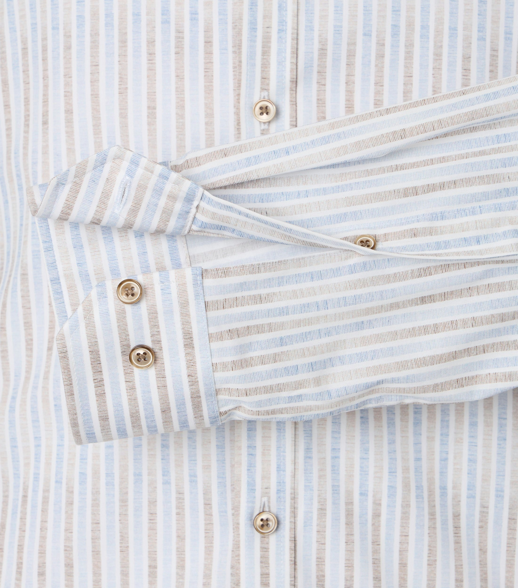 Ein Businesshemd im gestreift Muster in der Farbe Hellblau