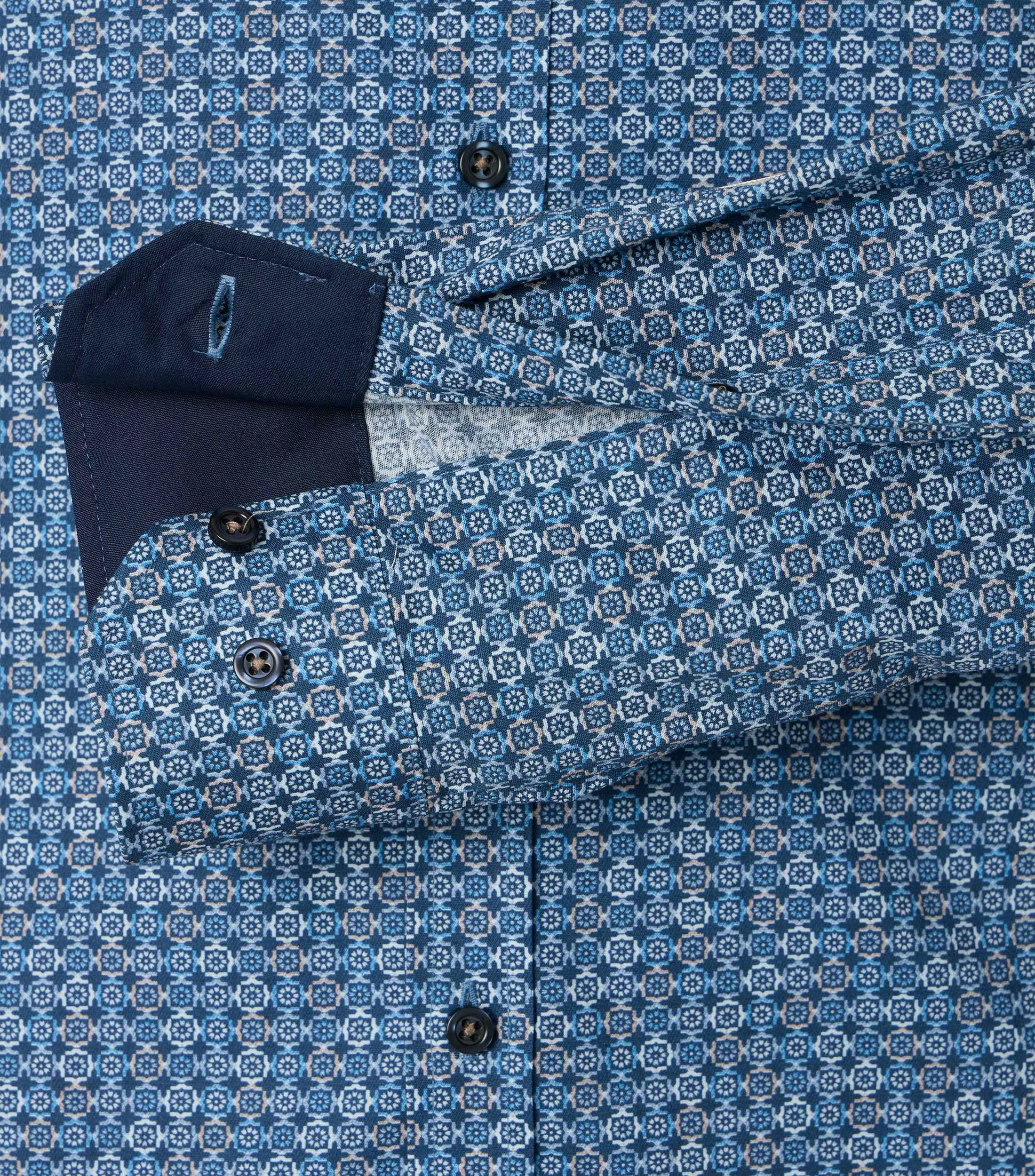 Ein Businesshemd im Print Muster in der Farbe Blau