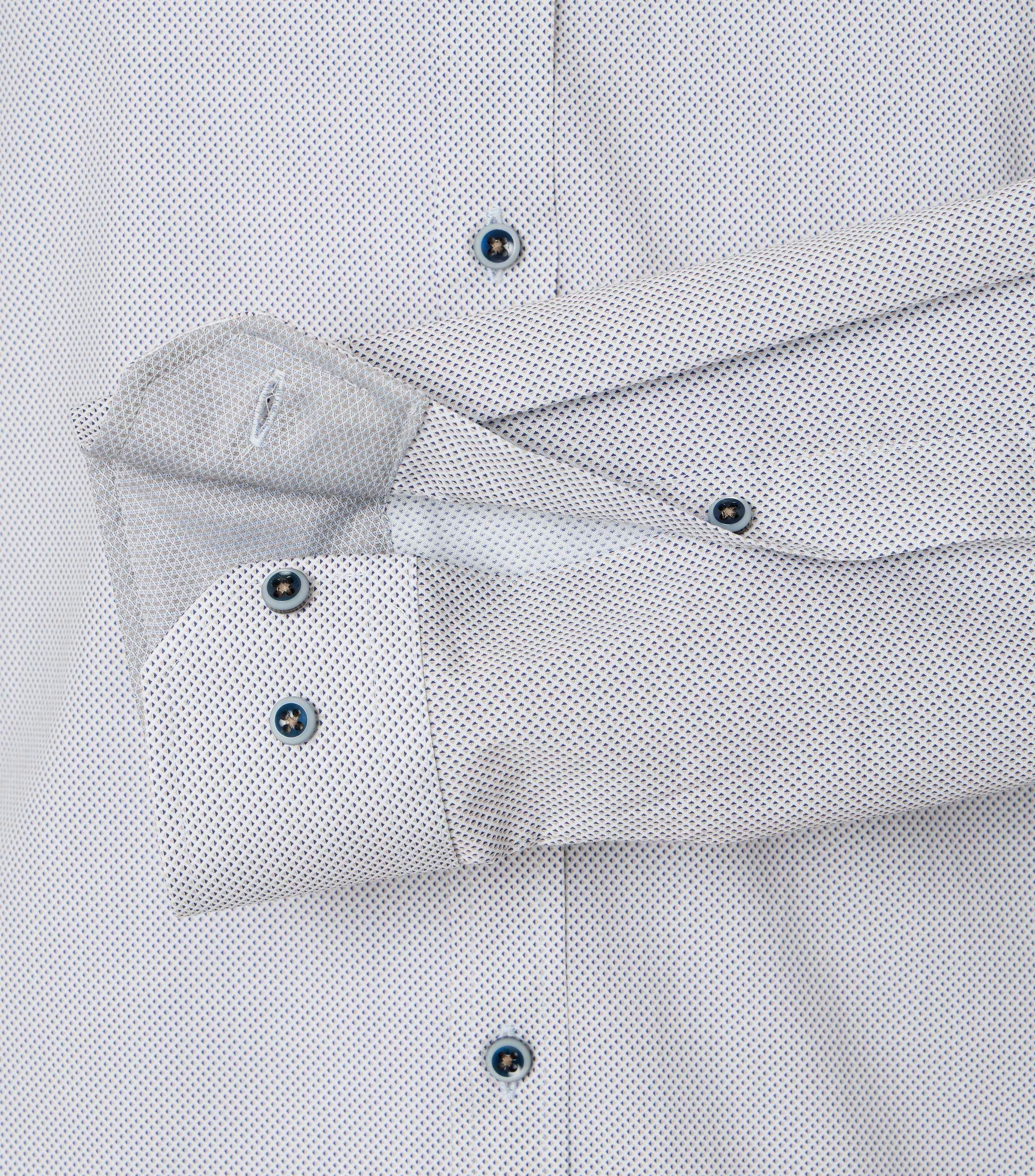 Ein Businesshemd im Print Muster in der Farbe Weißblau