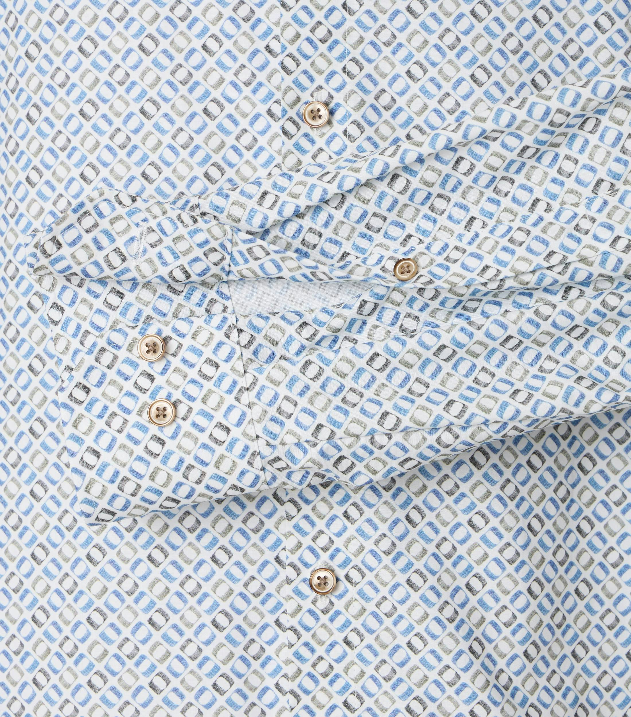 Ein Businesshemd im Print Muster in der Farbe Weißblau