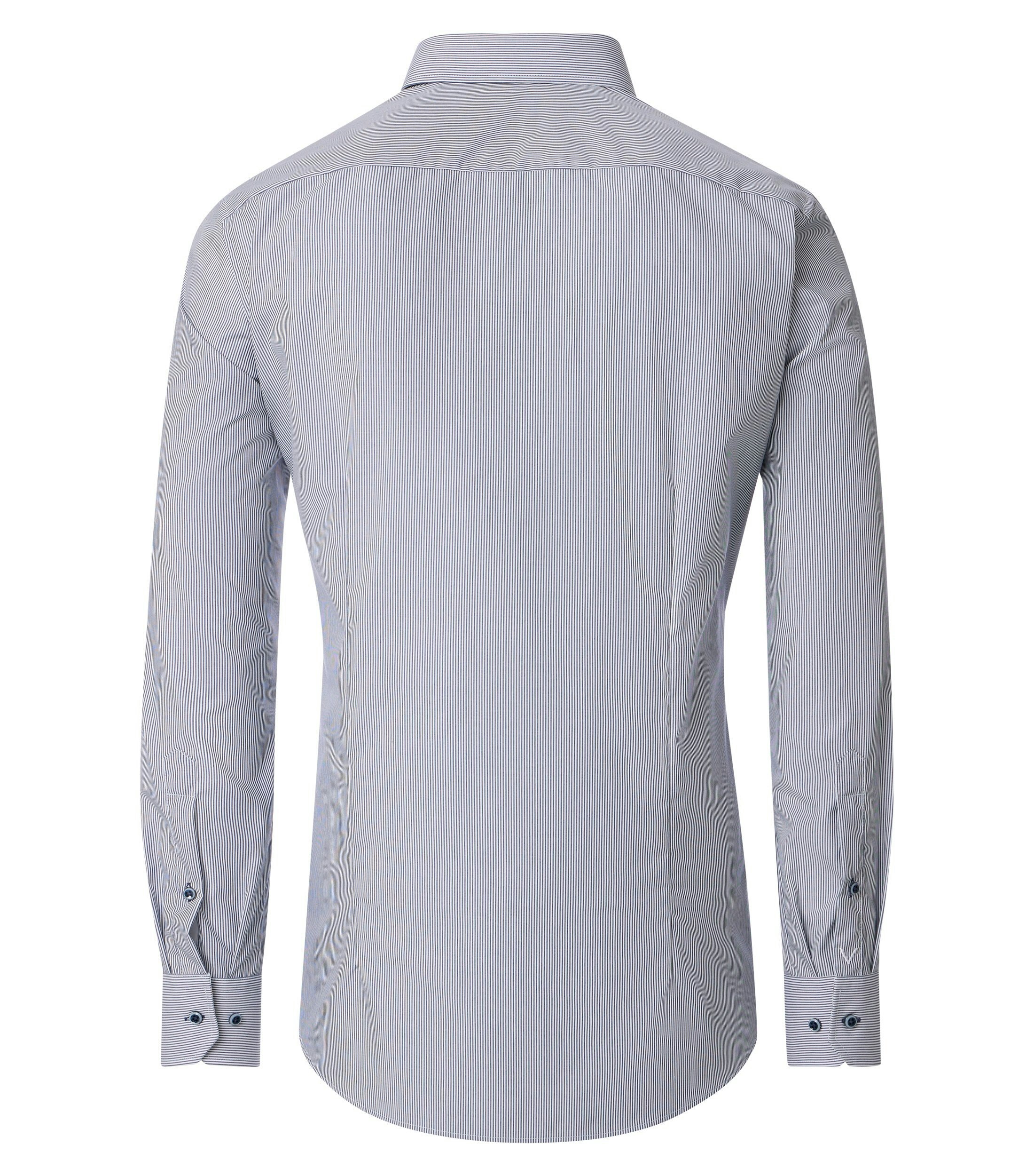Ein Businesshemd im gestreift Muster in der Farbe Hellblau