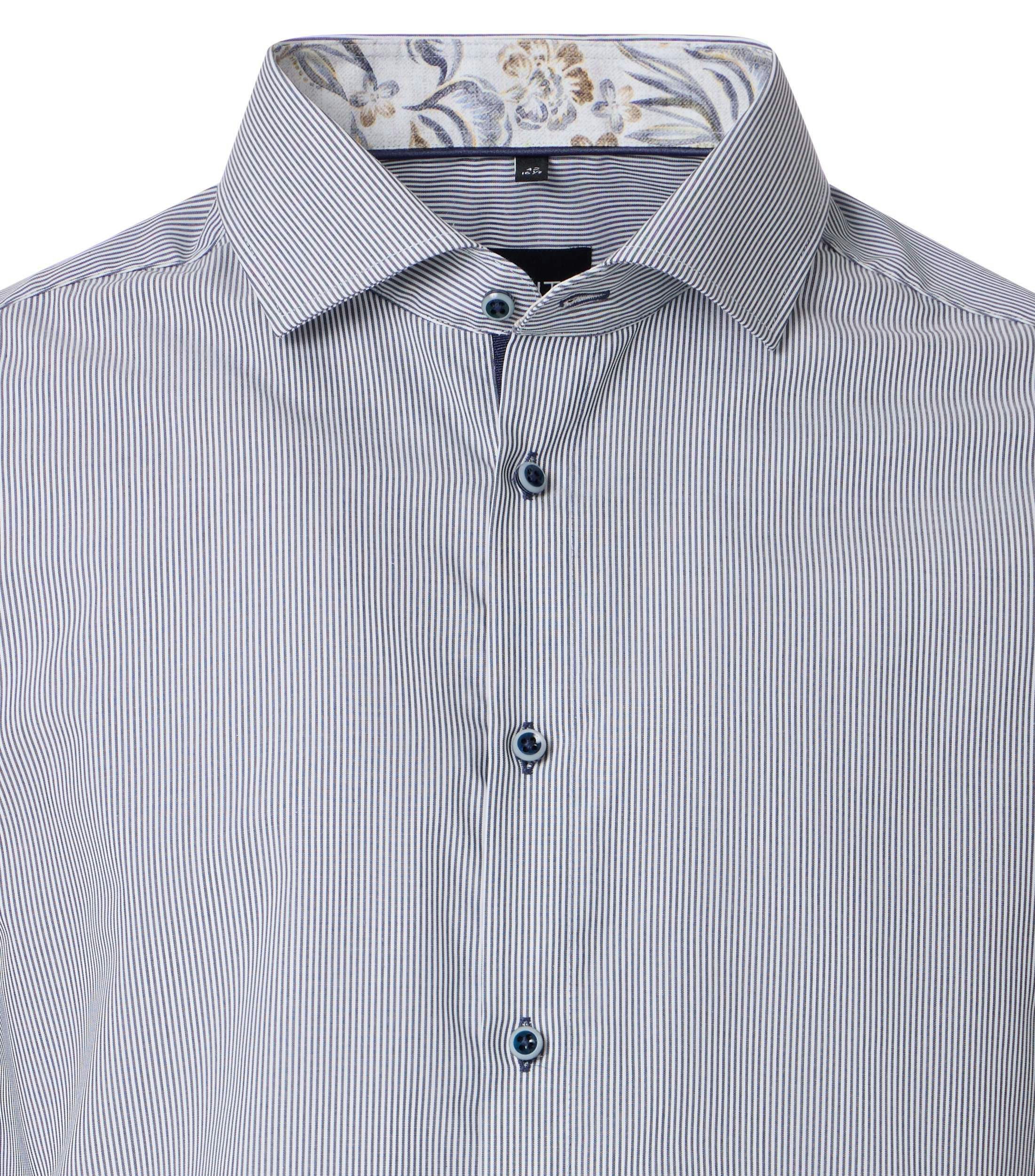 Ein Businesshemd im gestreift Muster in der Farbe Hellblau