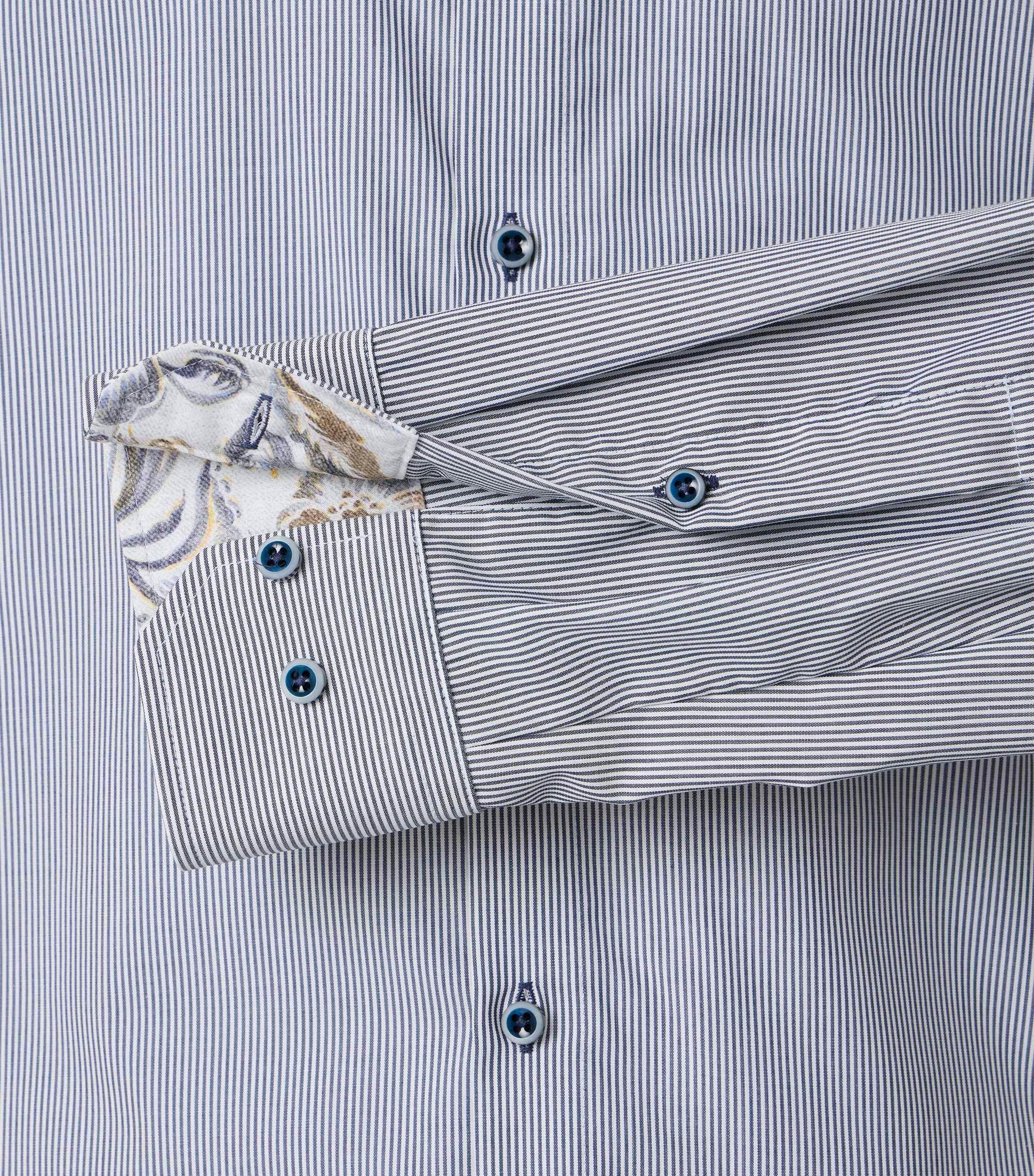 Ein Businesshemd im gestreift Muster in der Farbe Hellblau