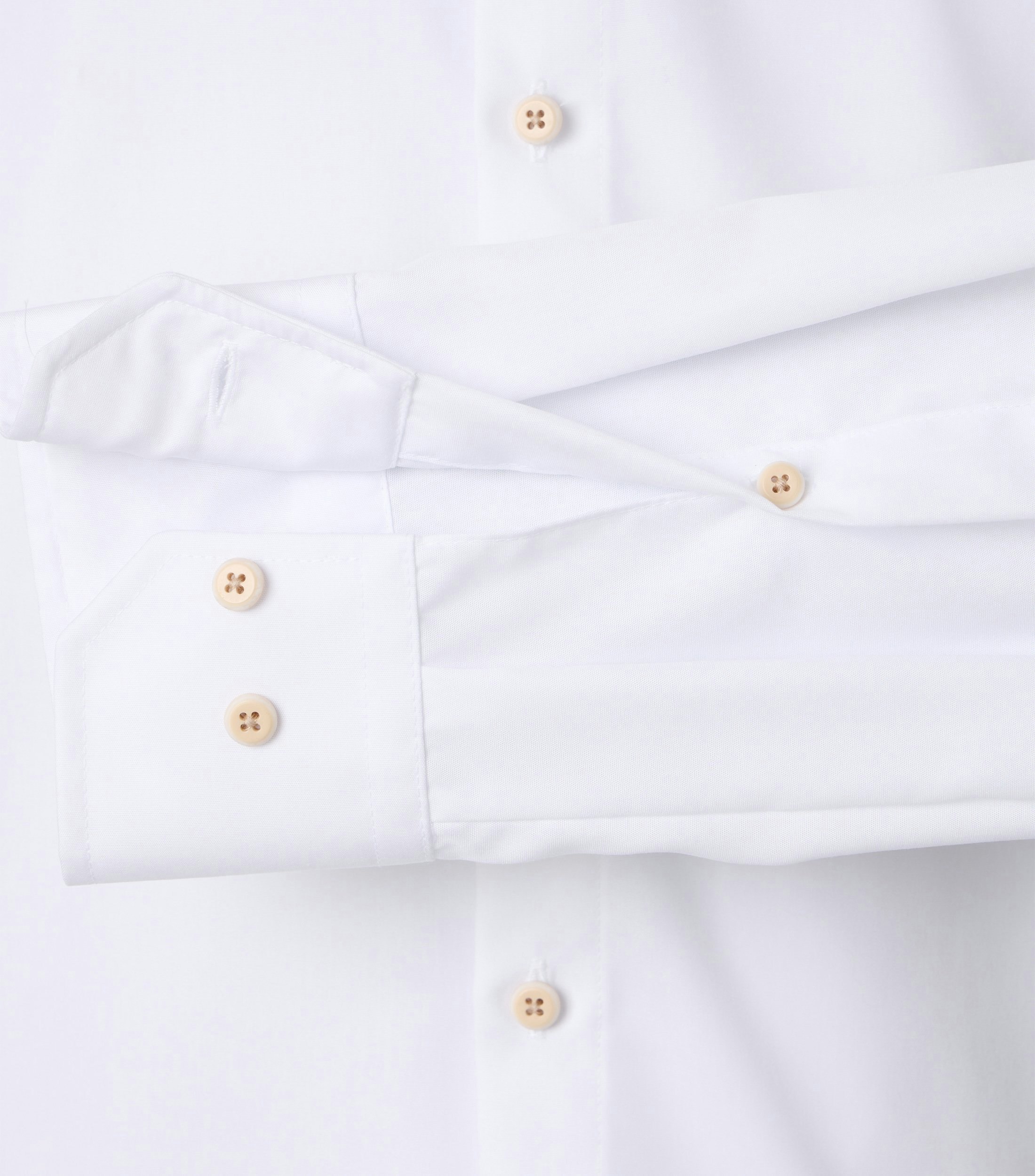 Ein Businesshemd im uni Muster in der Farbe Weiß