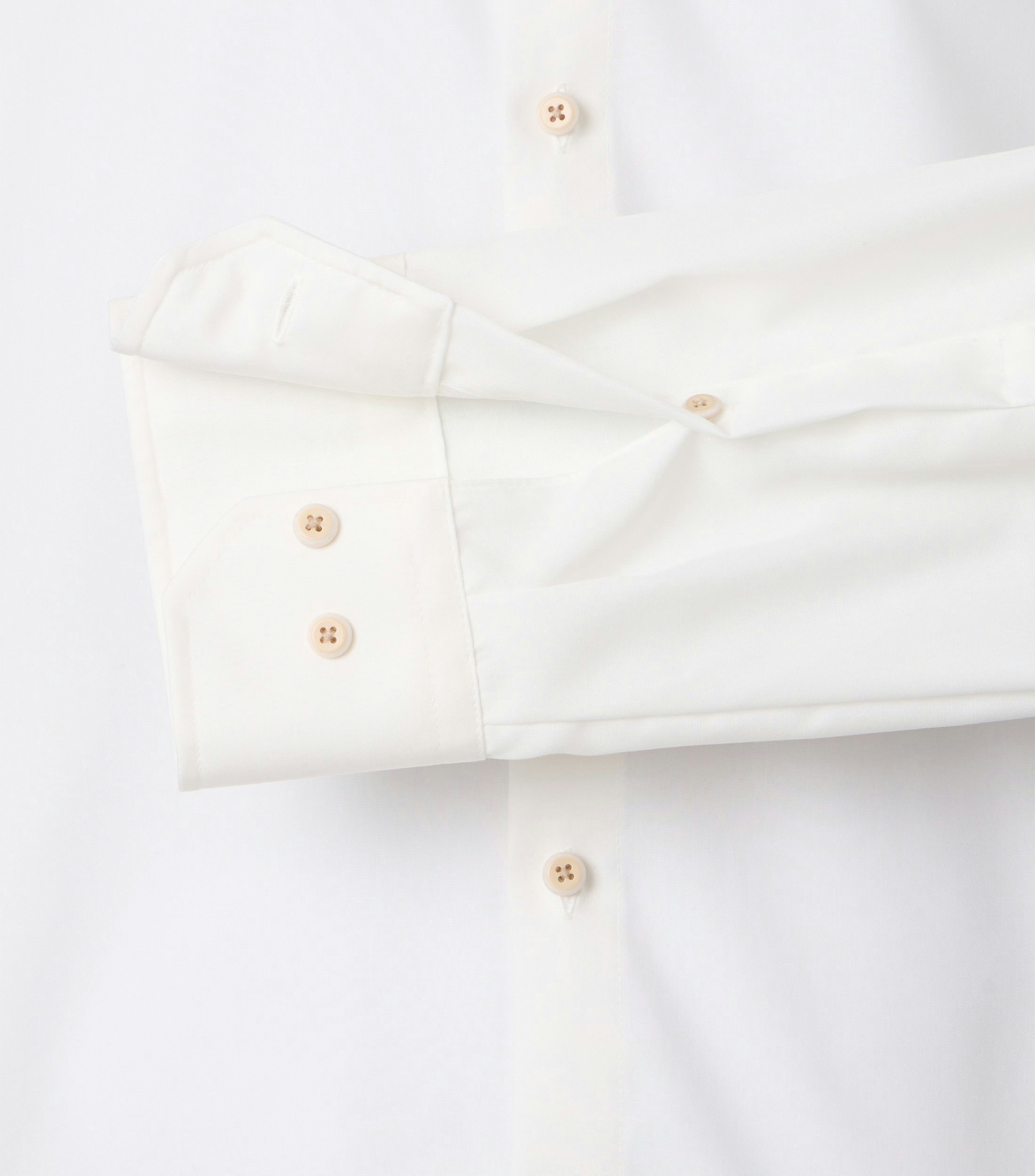 Ein Businesshemd im uni Muster in der Farbe Weiß