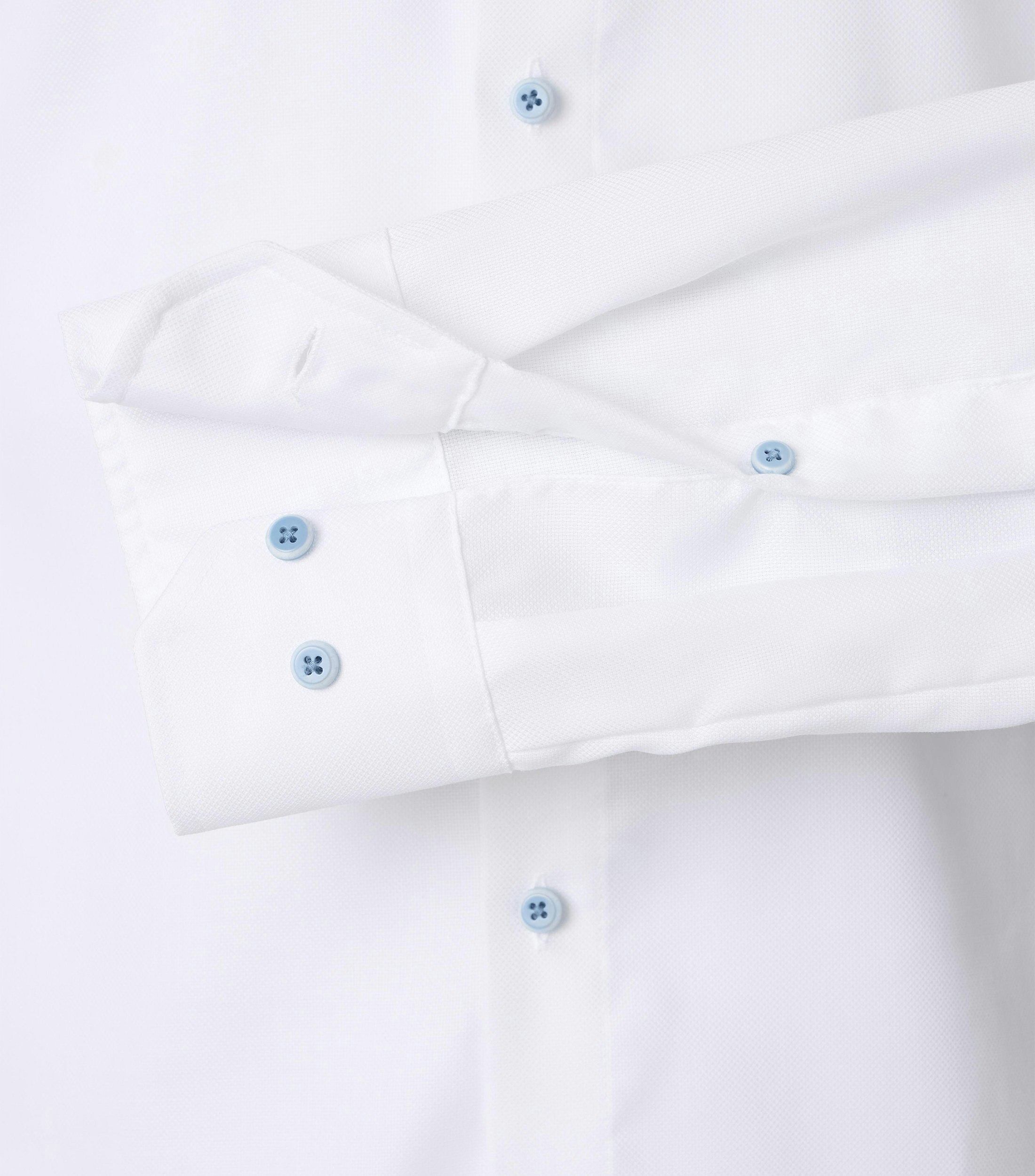 Das Model trägt ein Businesshemd im uni Muster in der Farbe Weiß