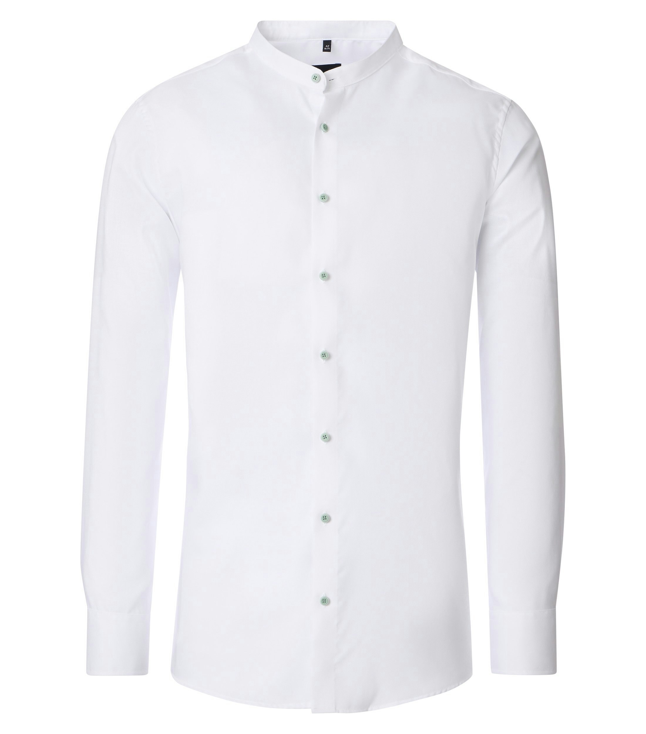 Das Model trägt ein Businesshemd im uni Muster in der Farbe Schneeweiß