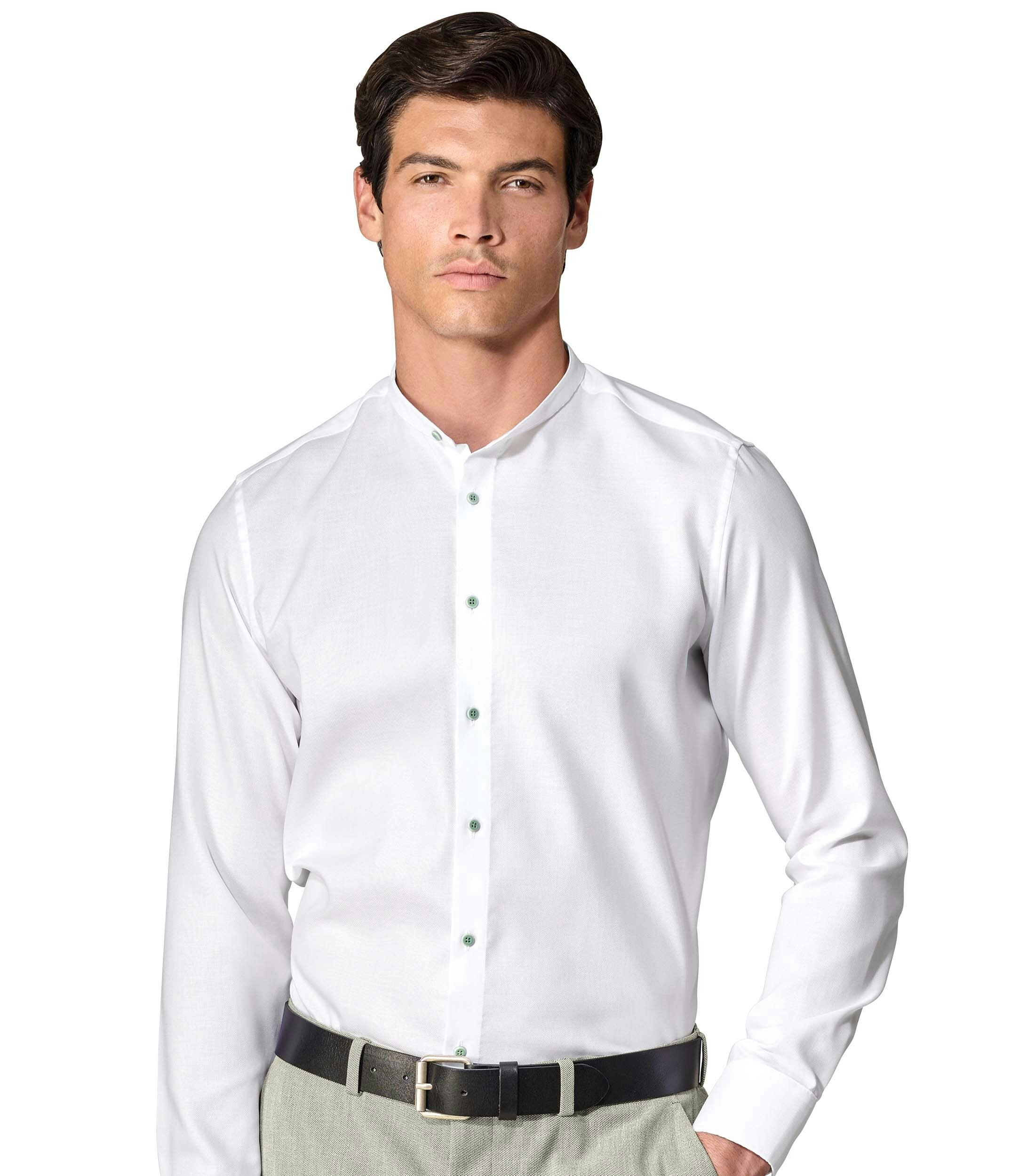 Das Model trägt ein Businesshemd im uni Muster in der Farbe Schneeweiß