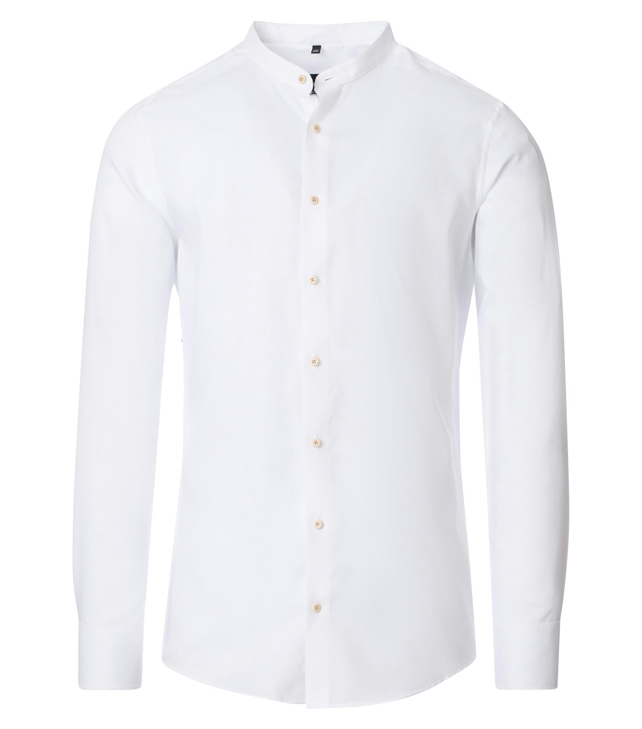 Das Model trägt ein Businesshemd im uni Muster in der Farbe Weiß