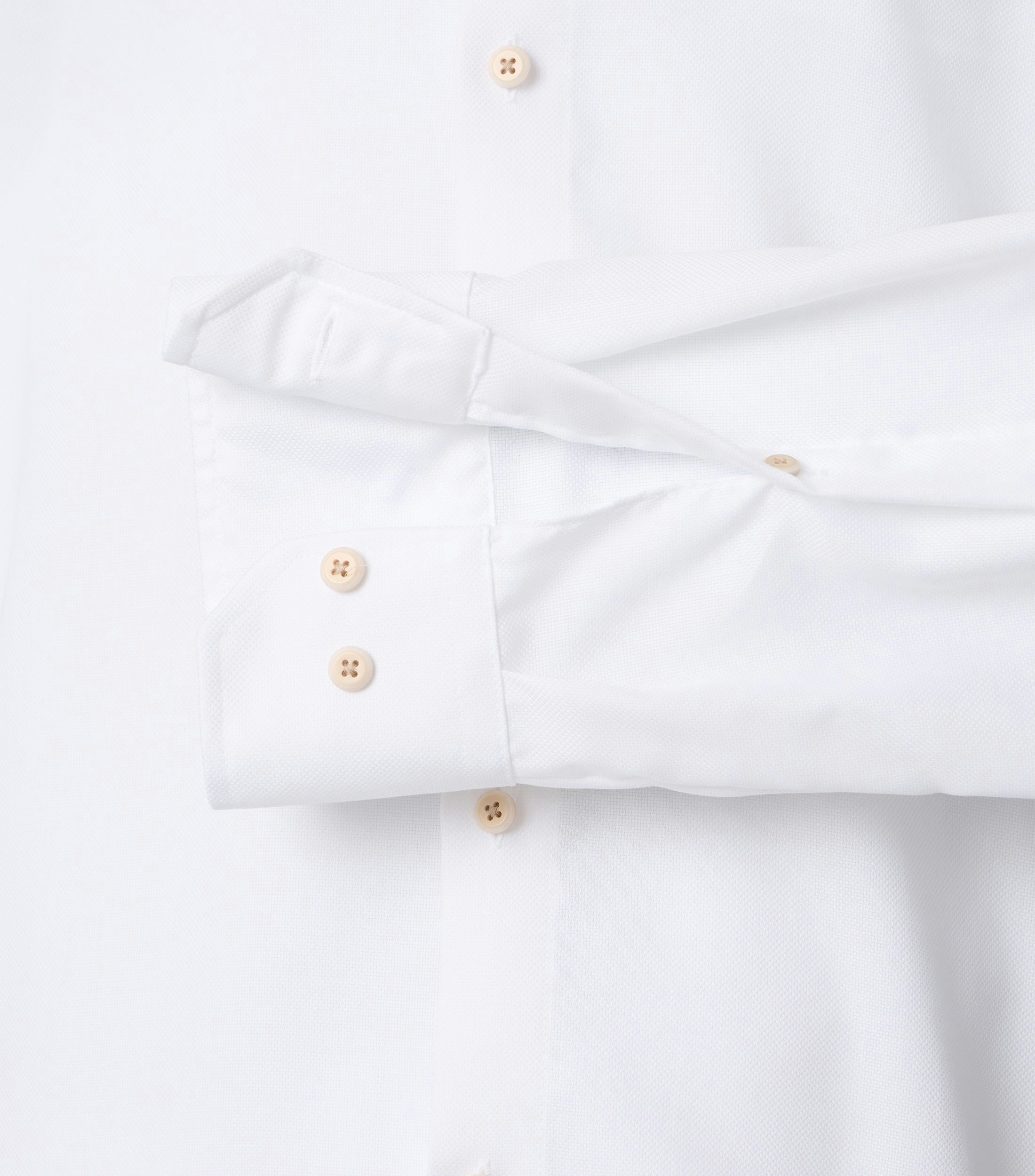 Das Model trägt ein Businesshemd im uni Muster in der Farbe Weiß