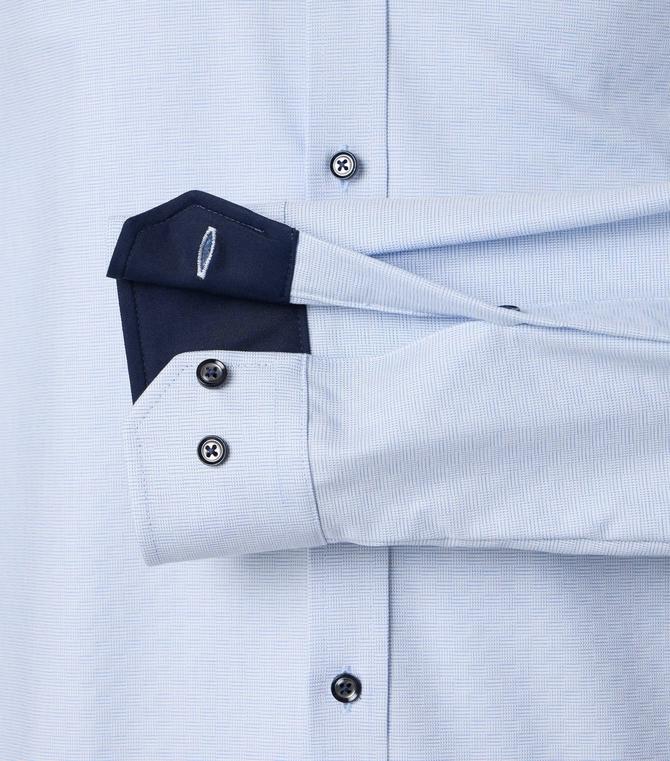 Ein Businesshemd im uni Muster in der Farbe helles Himmelblau