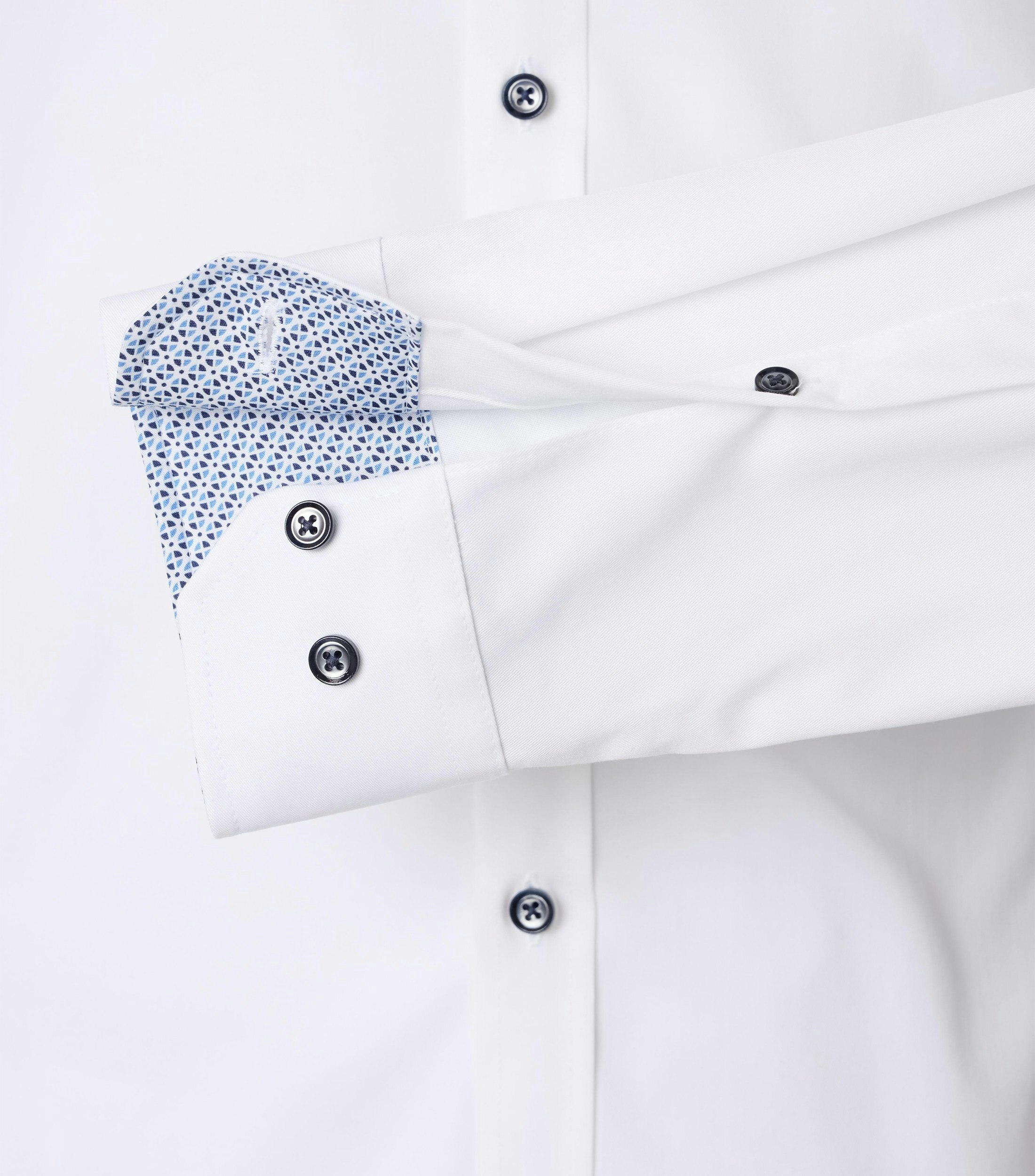 Ein Businesshemd im uni Muster in der Farbe Weiß