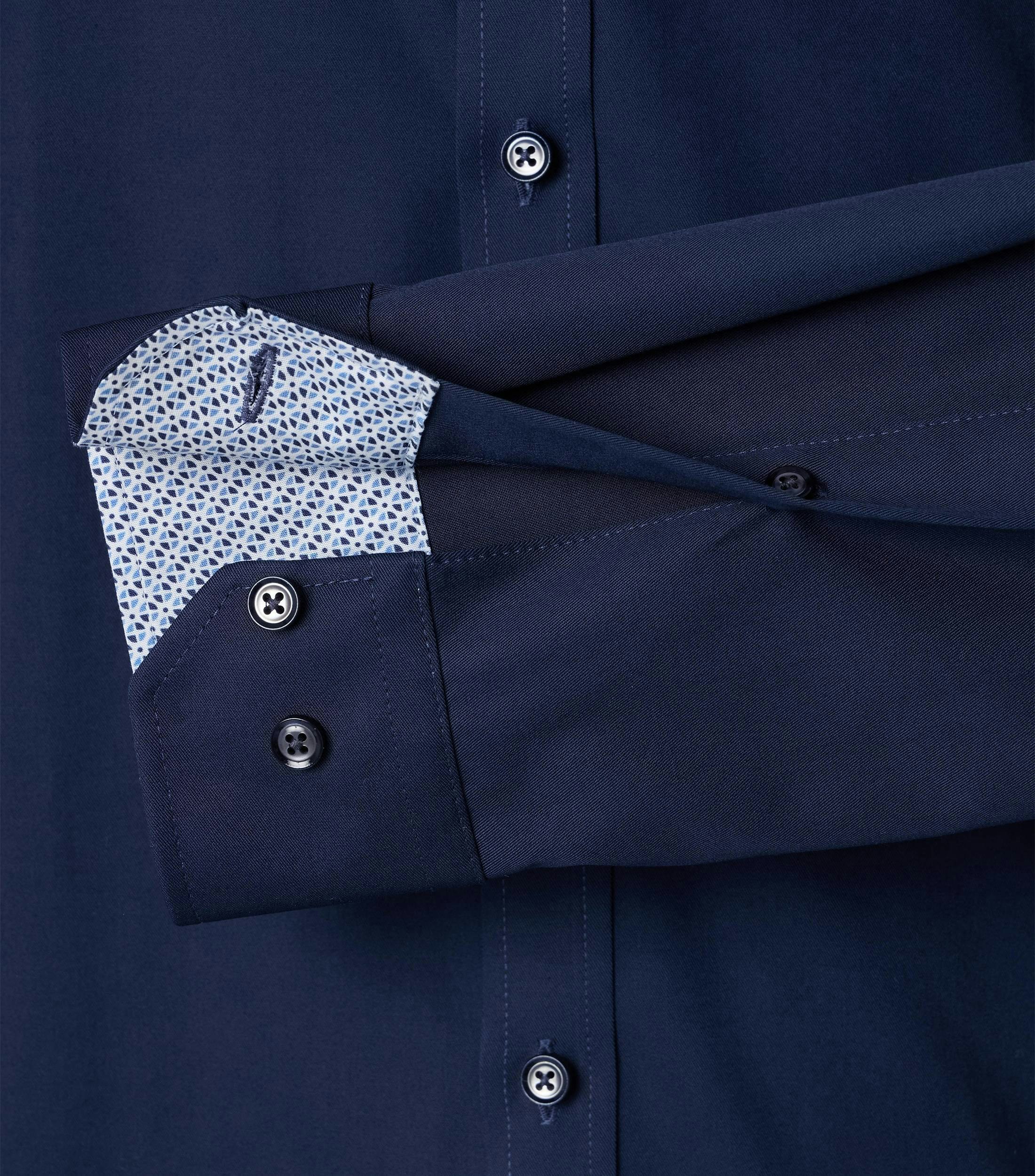 Ein Businesshemd im uni Muster in der Farbe helles Himmelblau