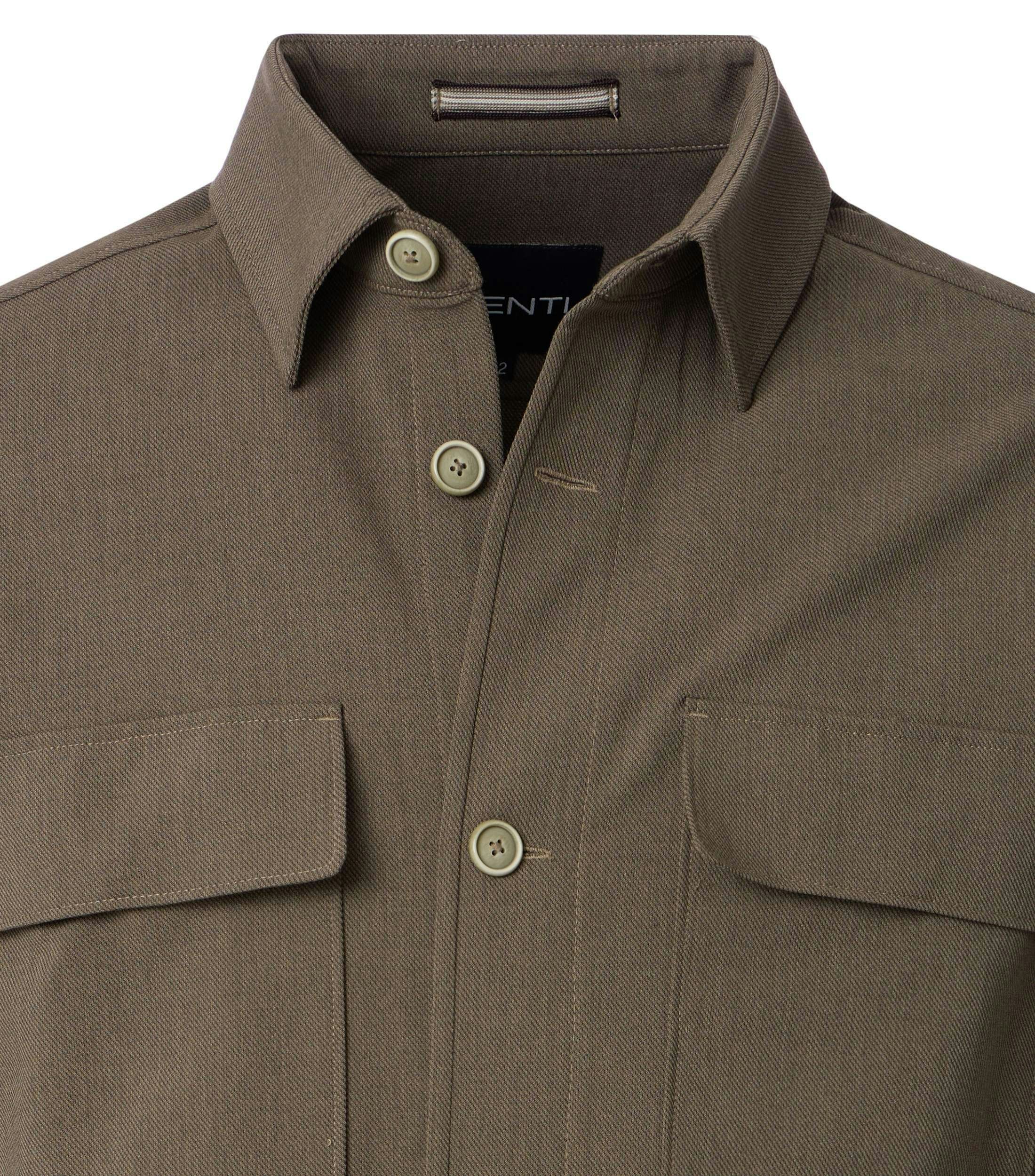 Das Model trägt ein Businesshemd im uni Muster in der Farbe Beige