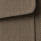 Das Model trägt ein Businesshemd im uni Muster in der Farbe Beige