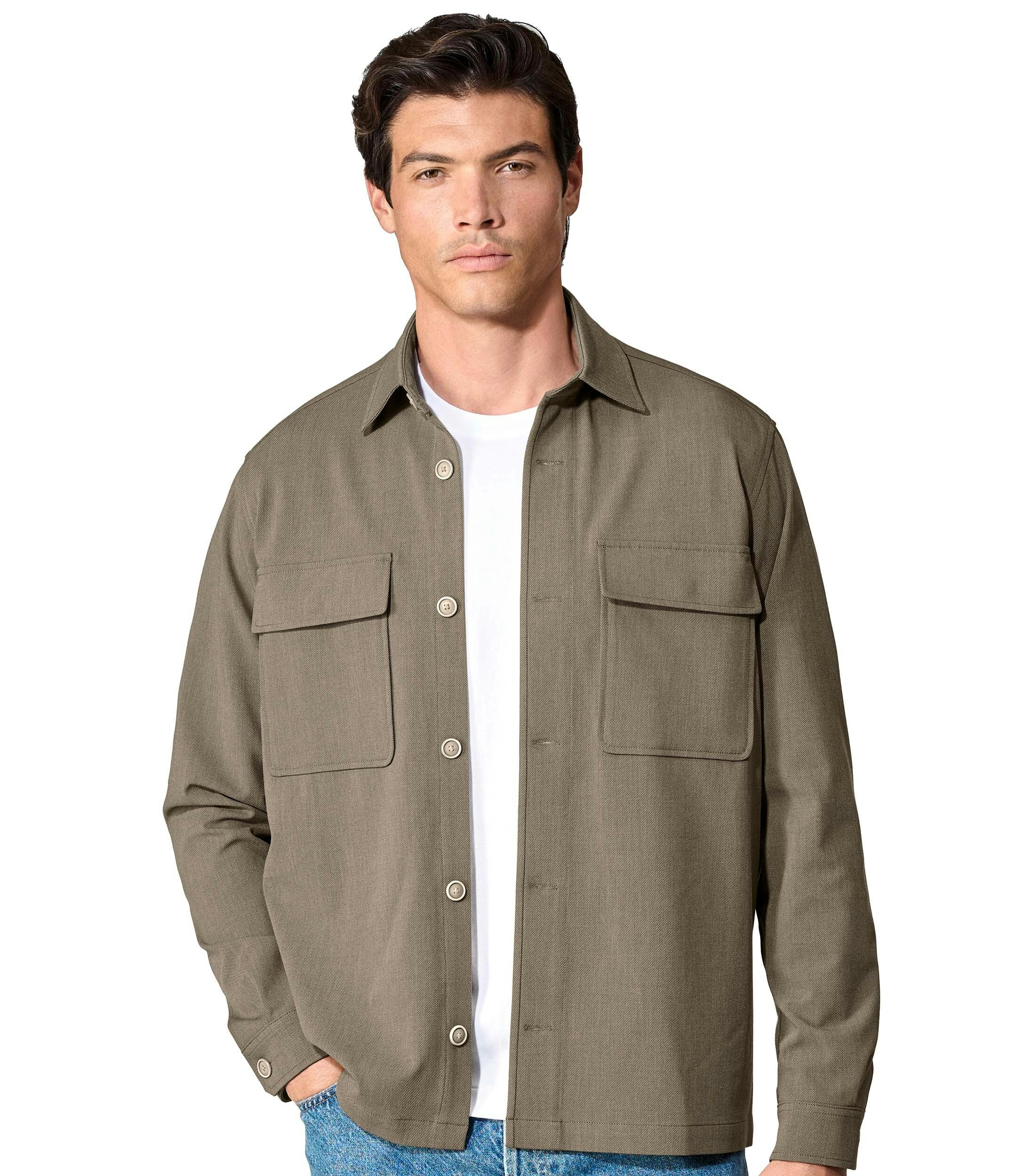 Das Model trägt ein Businesshemd im uni Muster in der Farbe Beige