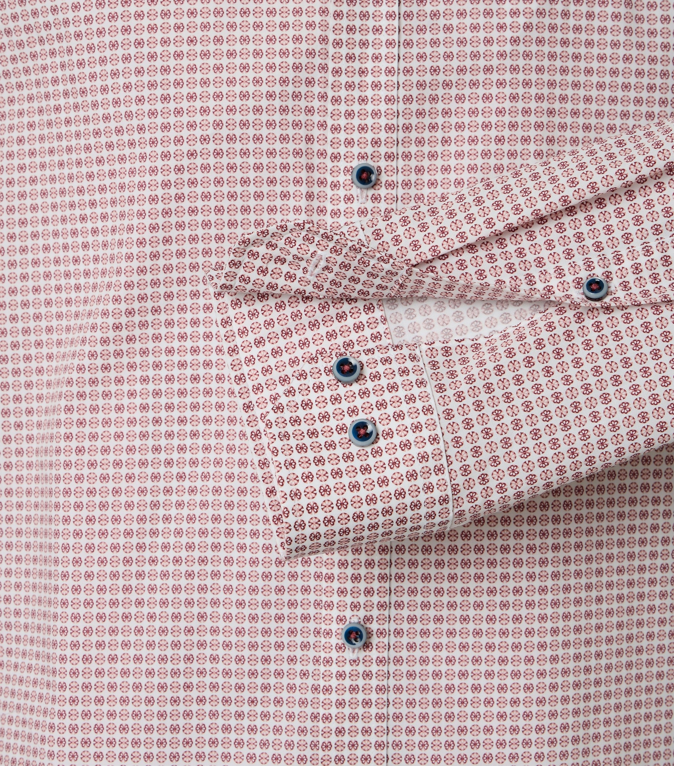 Ein Businesshemd im Print Muster in der Farbe Rot