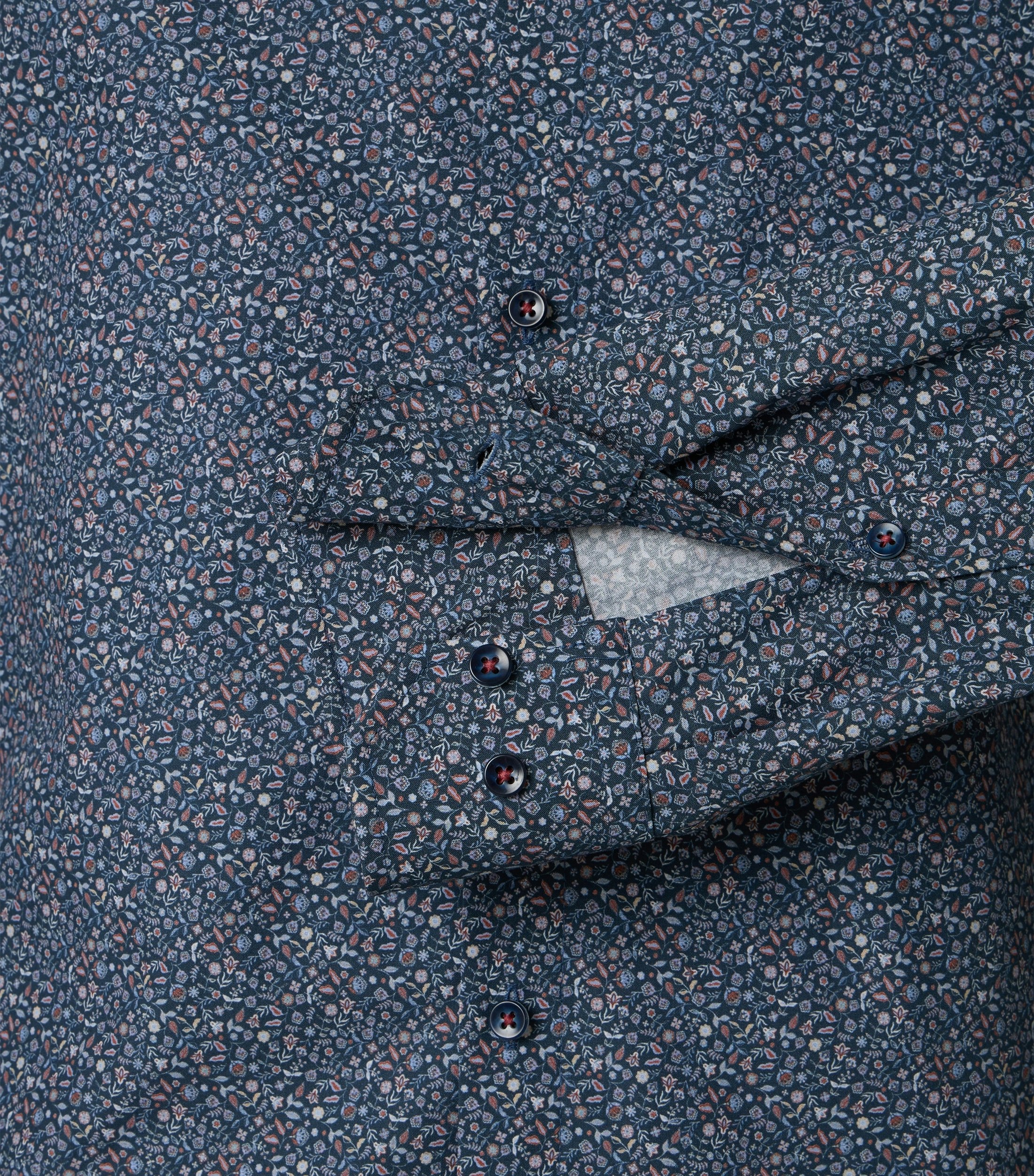 Ein Businesshemd im Print Muster in der Farbe Blau