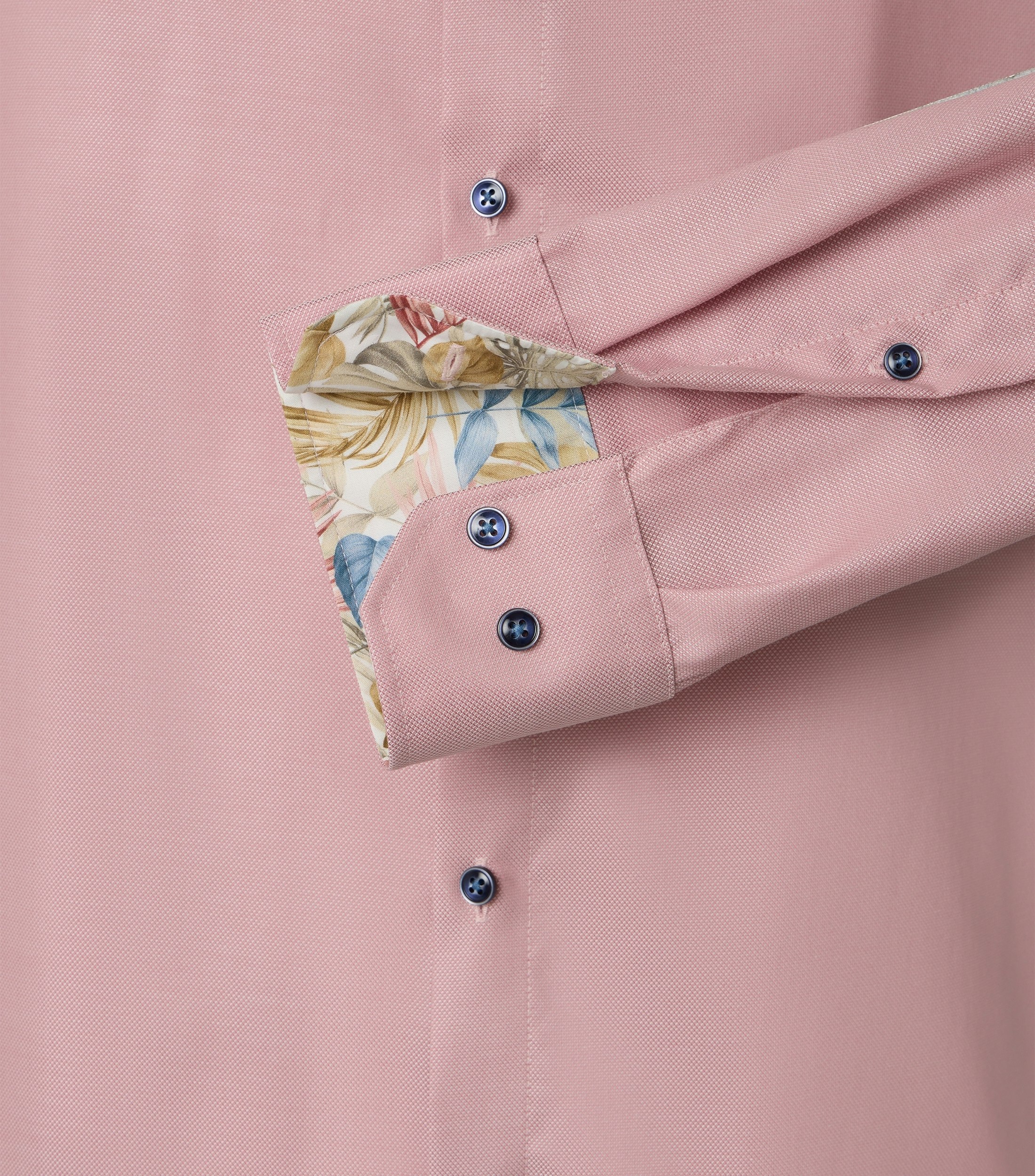 Ein Businesshemd im uni Muster in der Farbe Rot