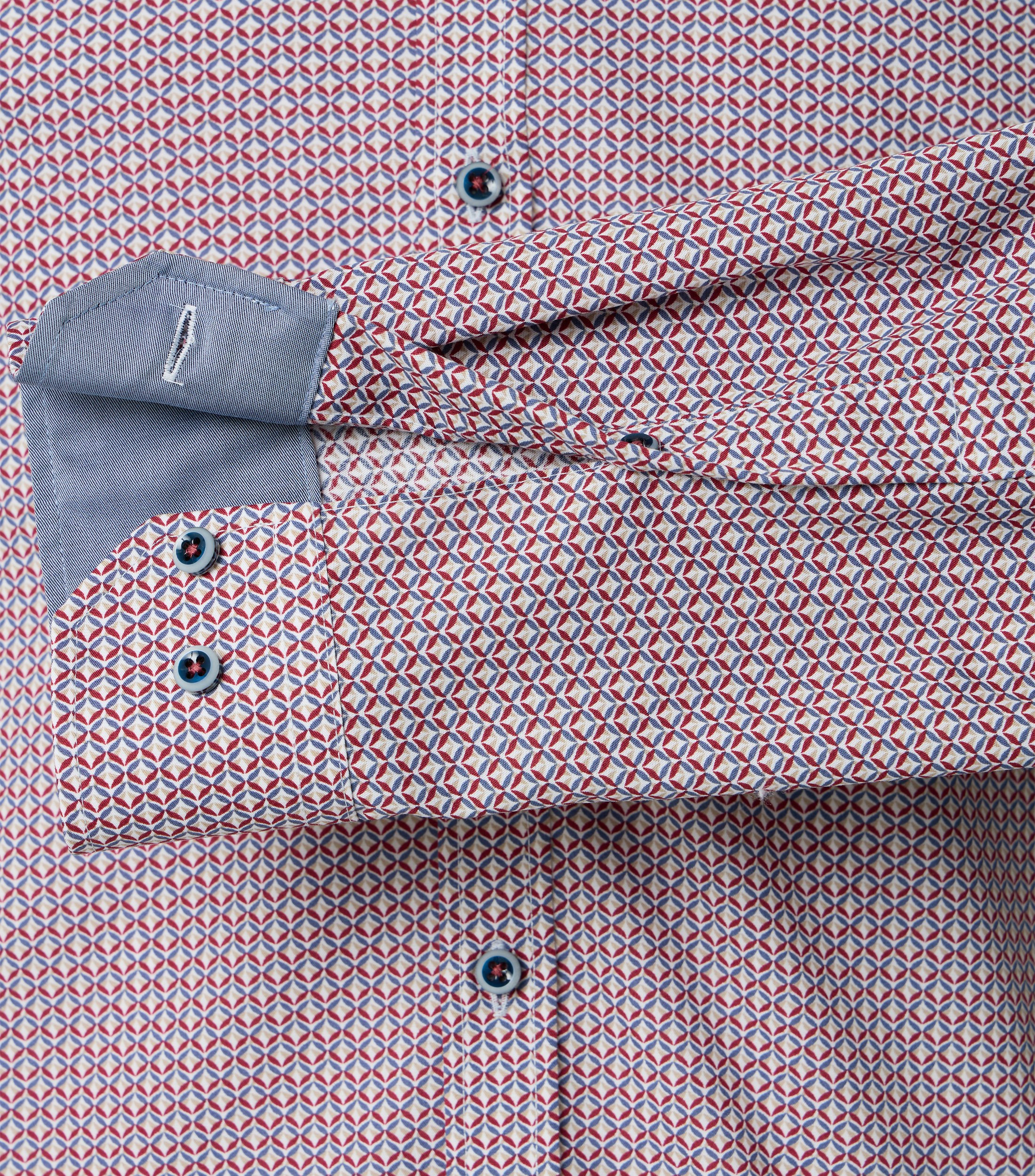 Ein Businesshemd im Print Muster in der Farbe Pinkrot