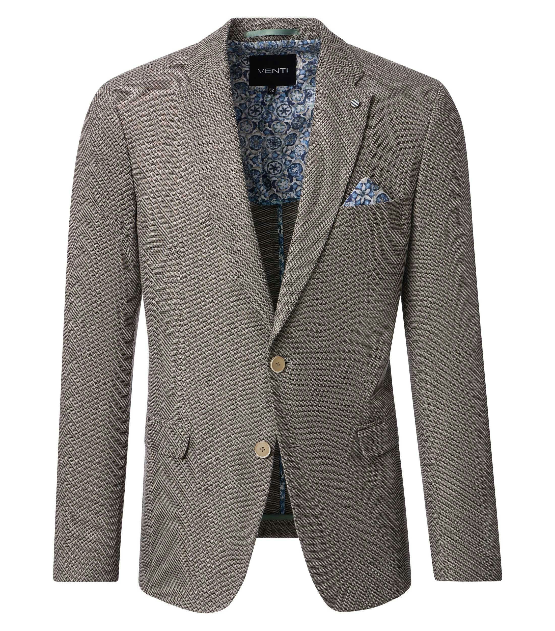 Das Model trägt ein Sakko im uni Muster in der Farbe Beige