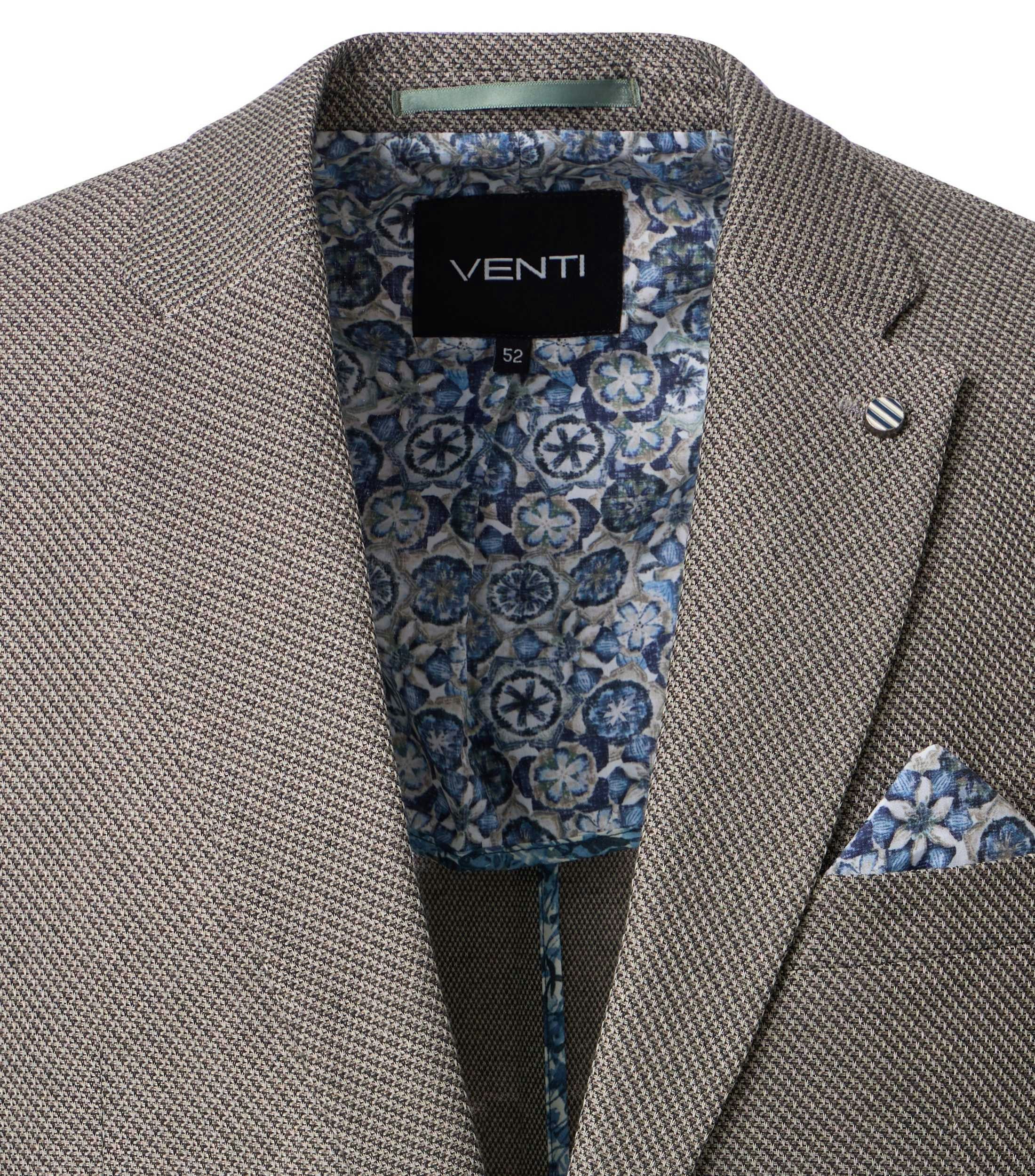 Das Model trägt ein Sakko im uni Muster in der Farbe Beige