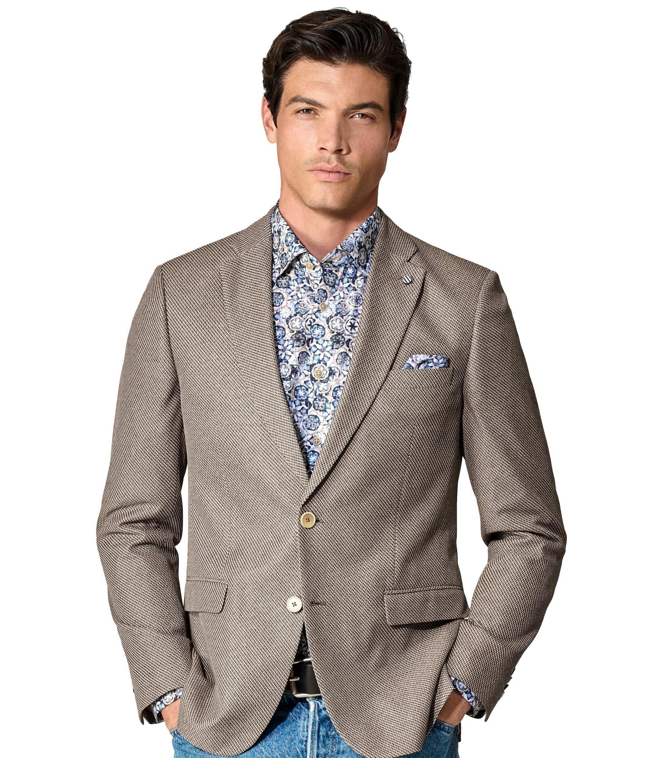 Das Model trägt ein Sakko im uni Muster in der Farbe Beige