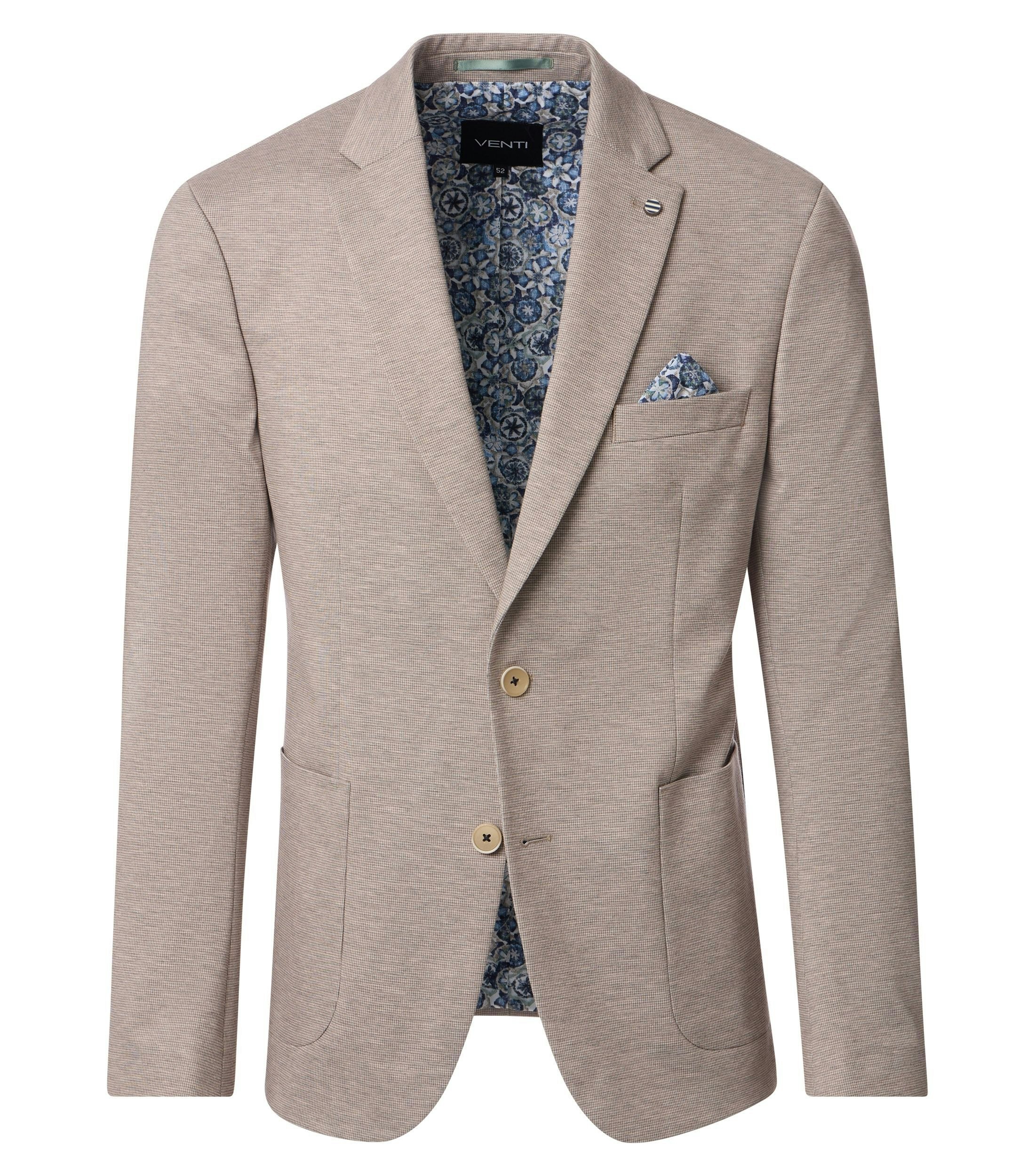 Das Model trägt ein Sakko im uni Muster in der Farbe Beige