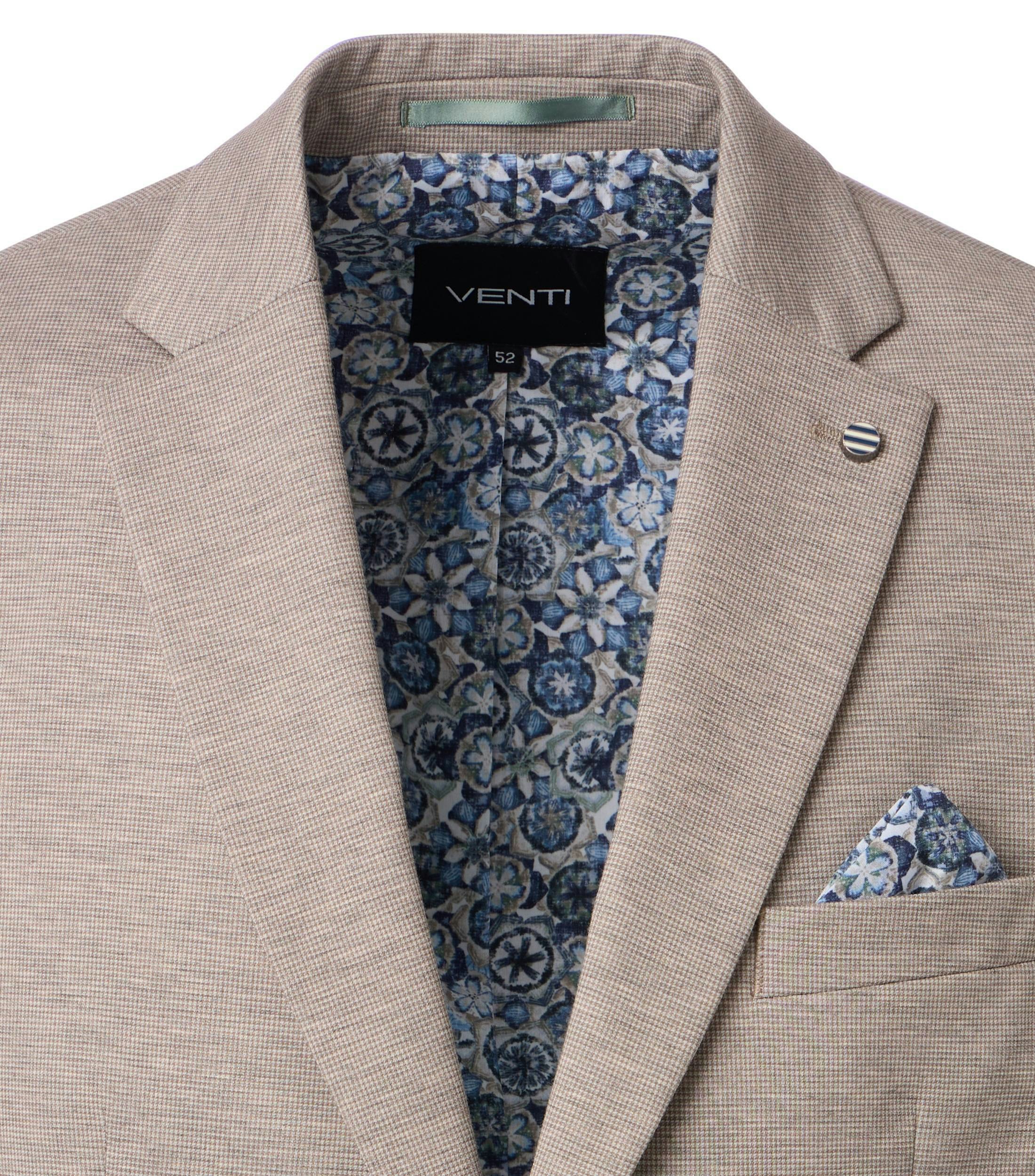 Das Model trägt ein Sakko im uni Muster in der Farbe Beige