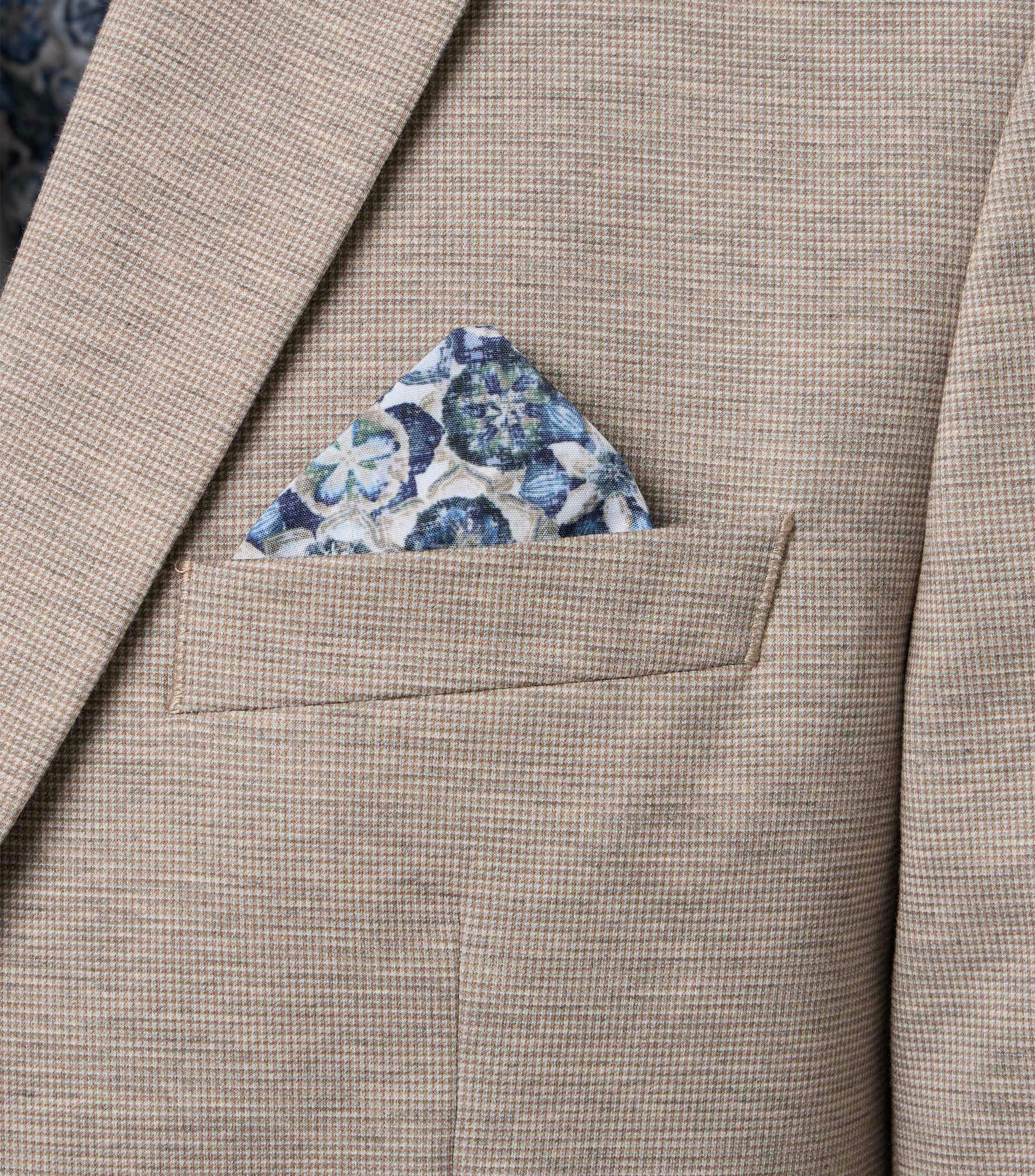 Das Model trägt ein Sakko im uni Muster in der Farbe Beige