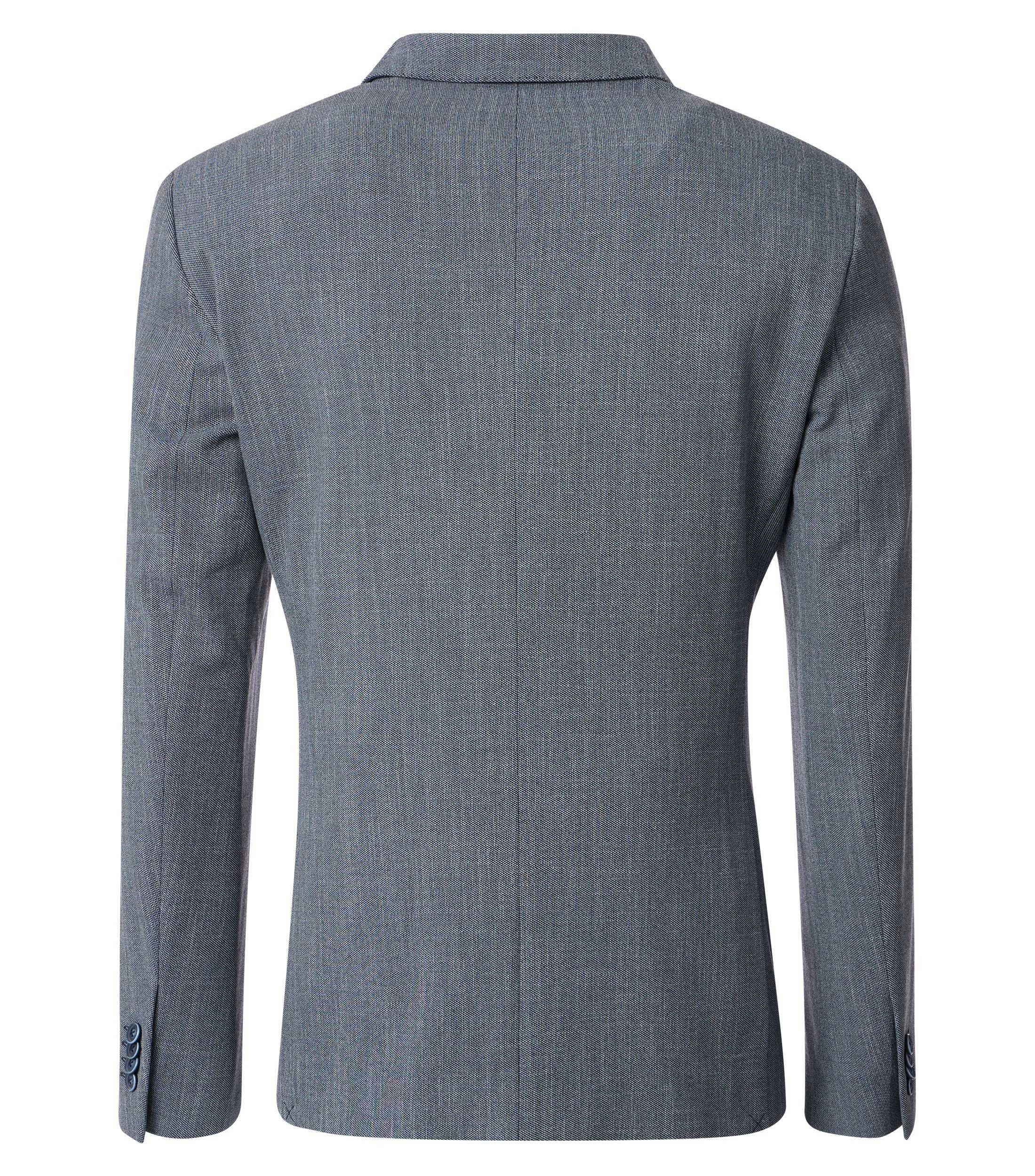 Das Model trägt ein Sakko im uni Muster in der Farbe Blau