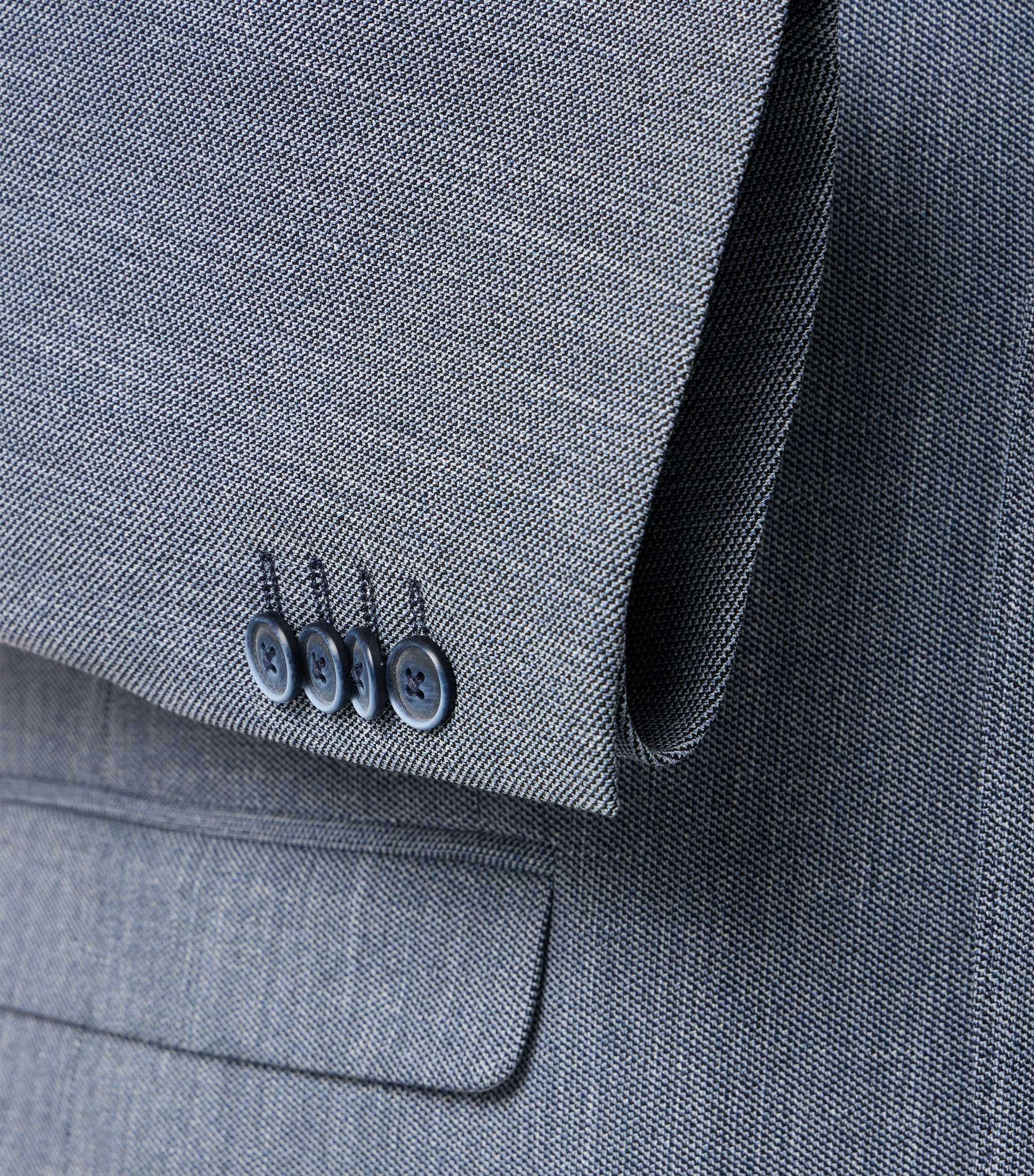 Das Model trägt ein Sakko im uni Muster in der Farbe Blau