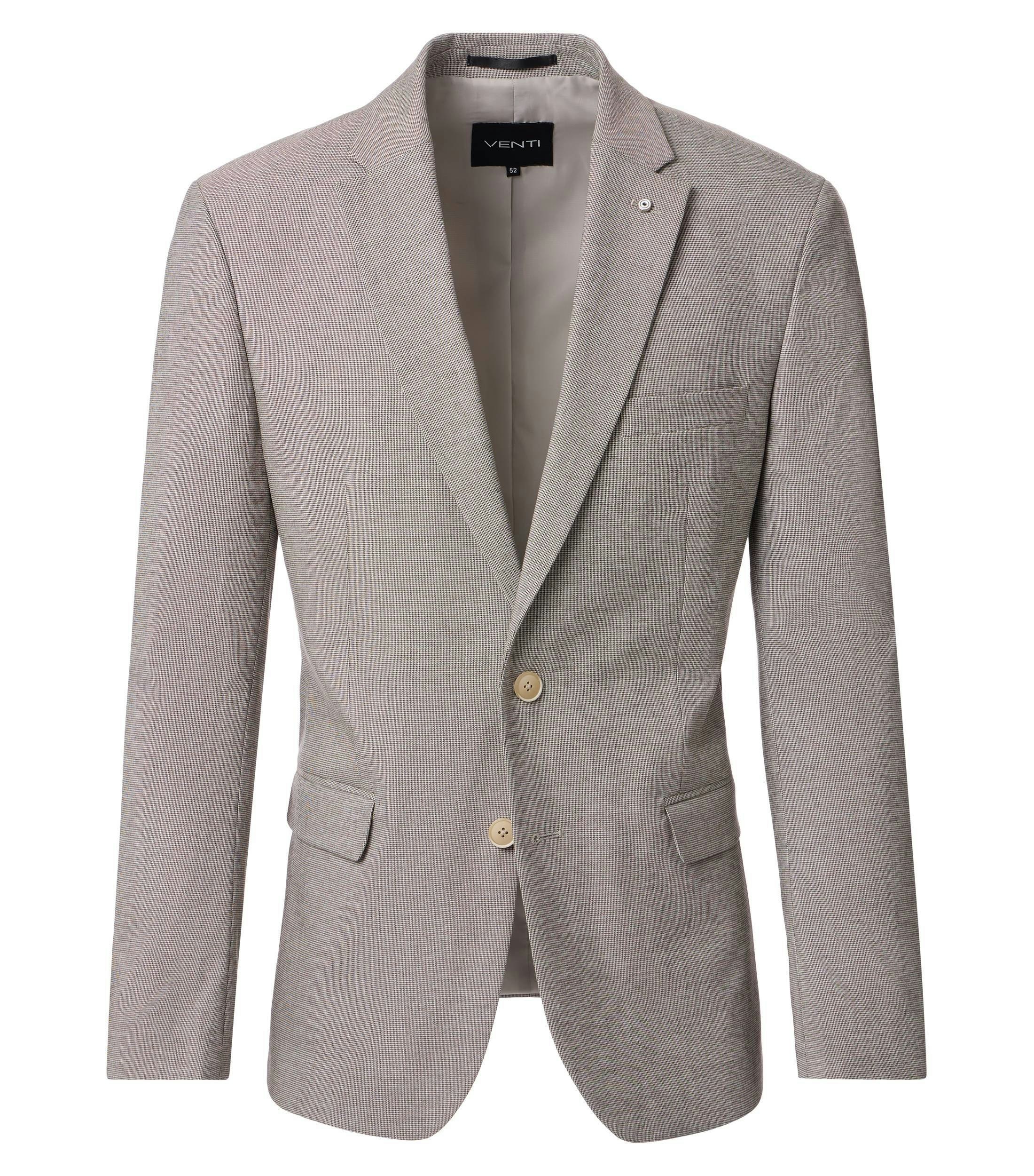 Das Model trägt ein Sakko im uni Muster in der Farbe Beige