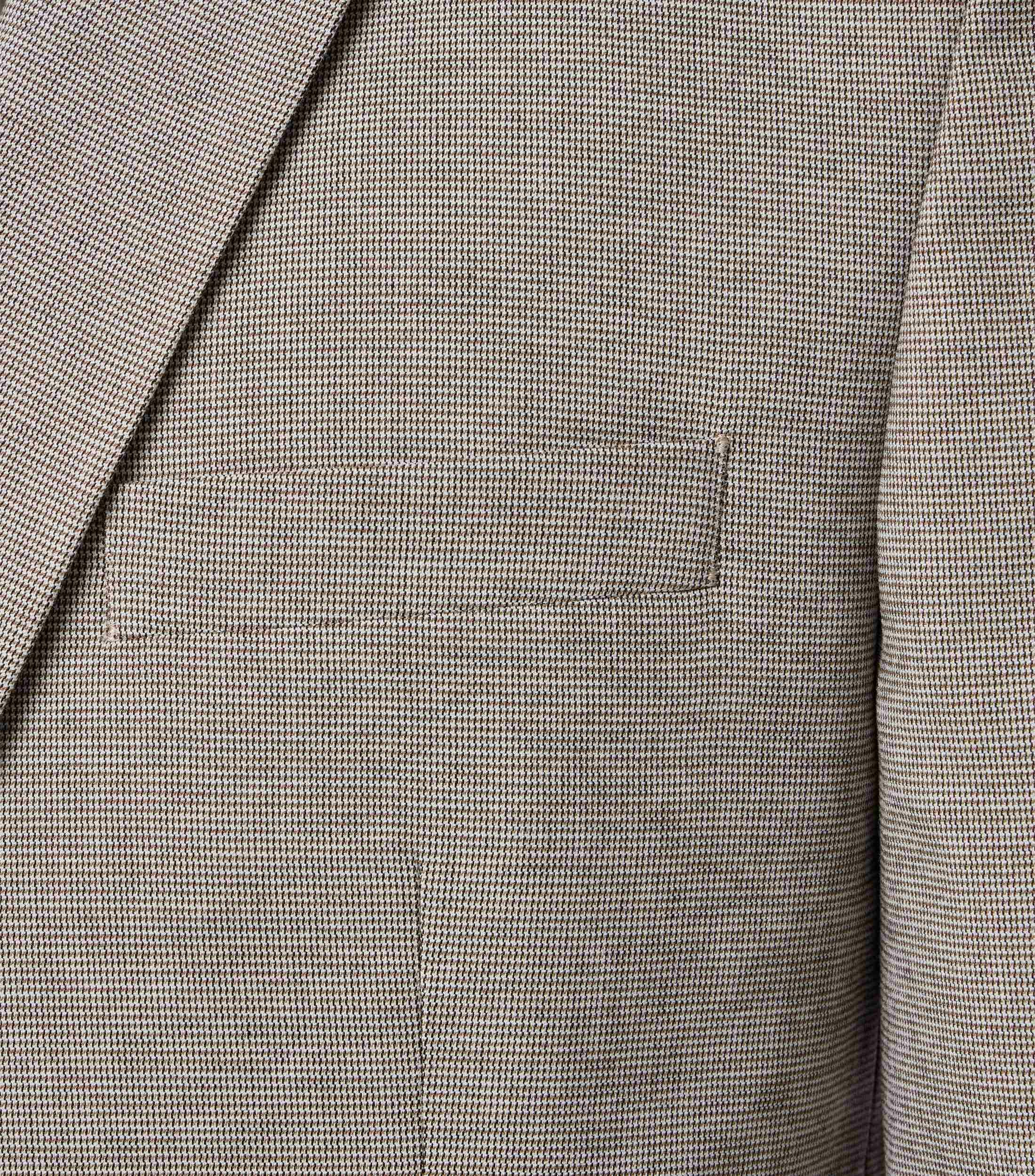 Das Model trägt ein Sakko im uni Muster in der Farbe Beige