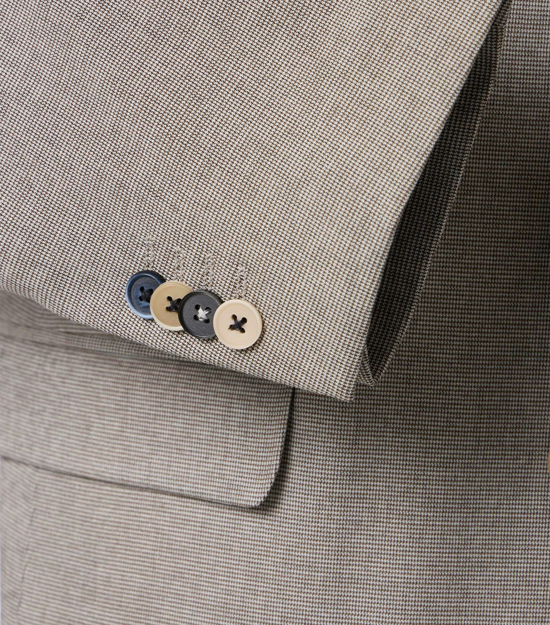 Das Model trägt ein Sakko im uni Muster in der Farbe Beige