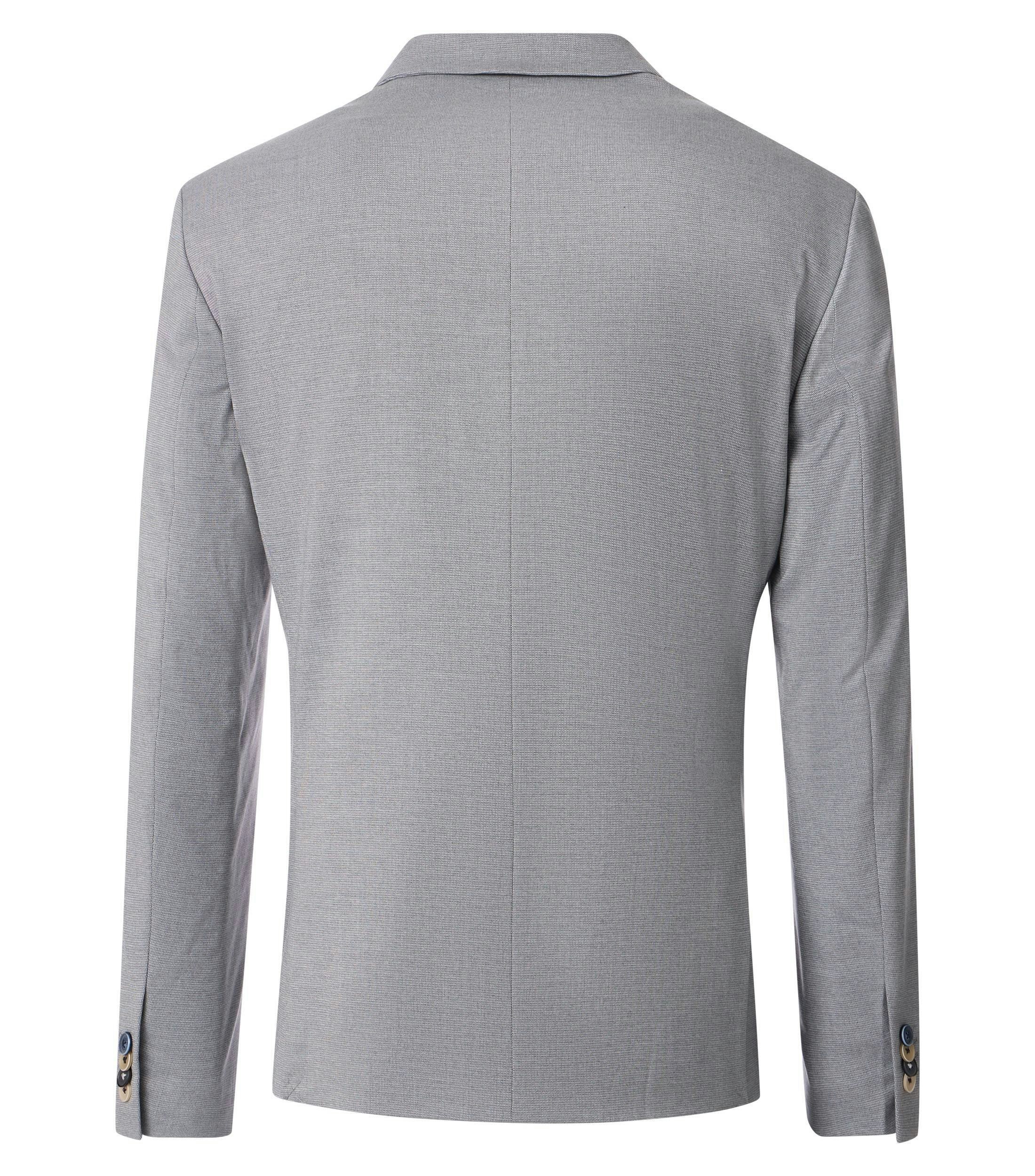 Das Model trägt ein Sakko im uni Muster in der Farbe Grau