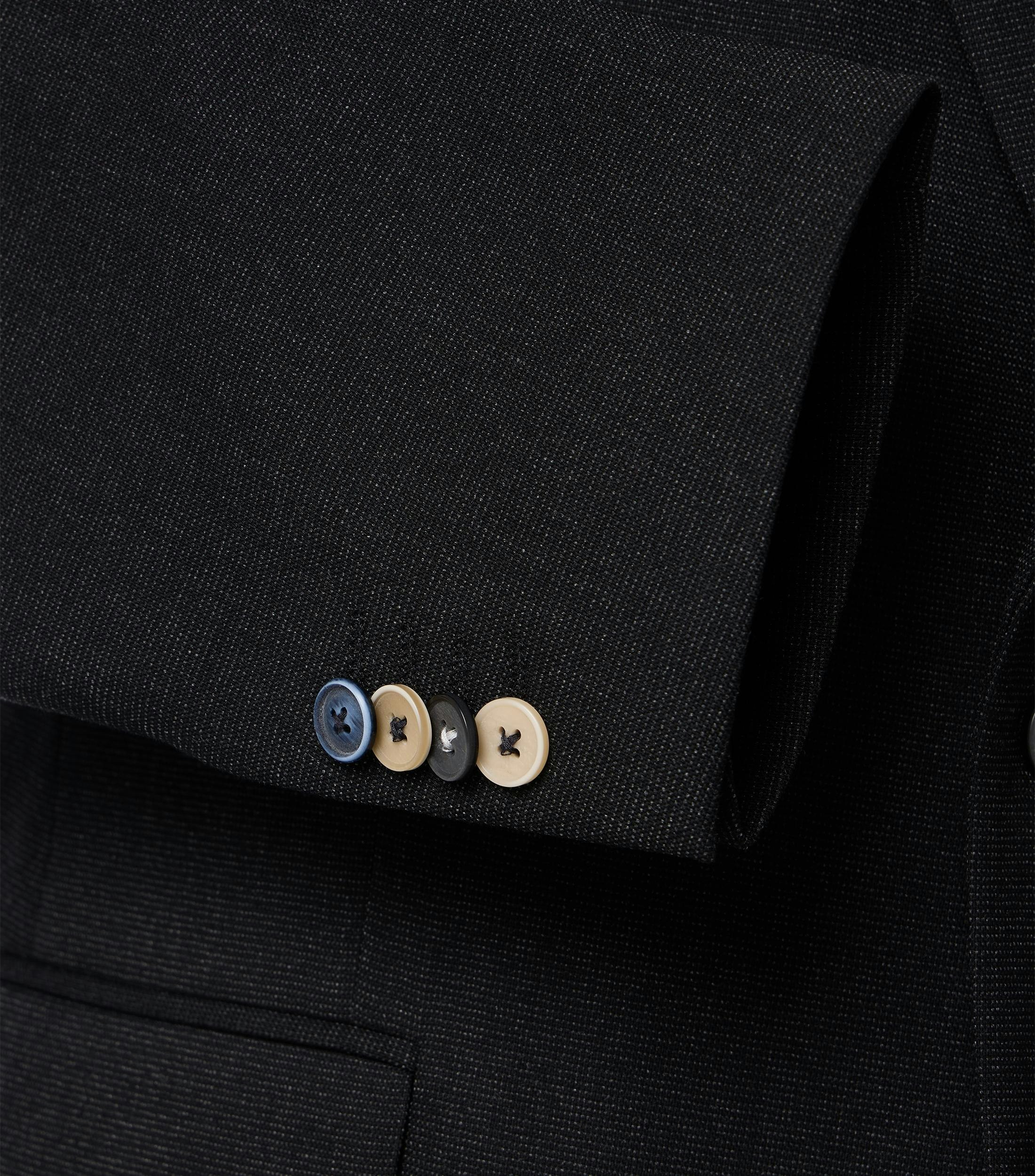 Das Model trägt ein Sakko im uni Muster in der Farbe Schwarz