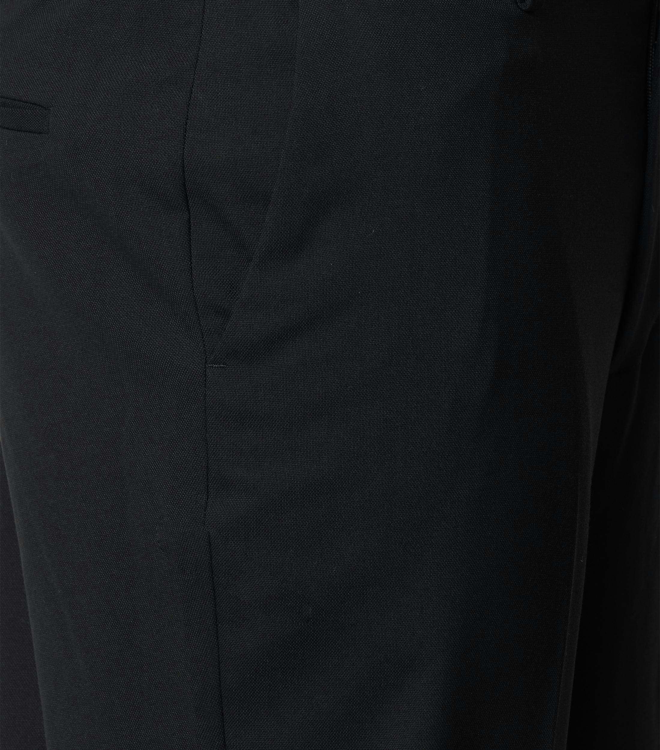 Eine Chino im uni Muster in der Farbe Schwarz